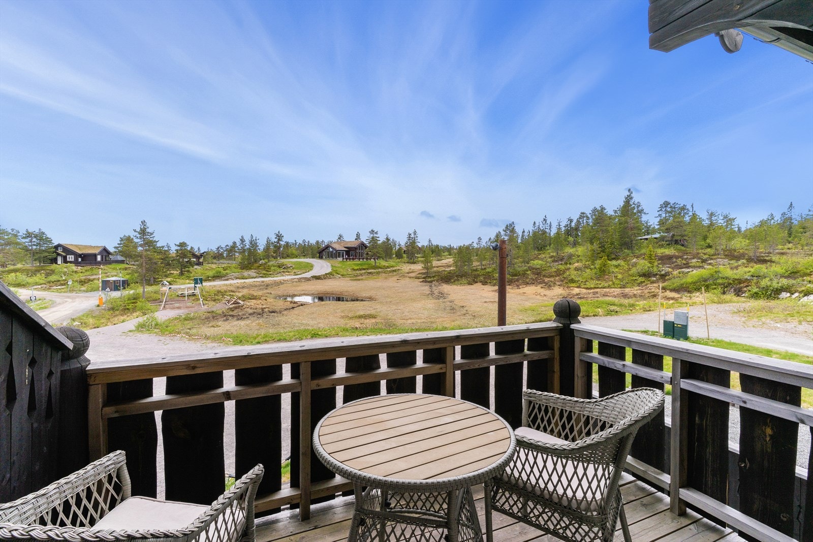 Balkong med plass til sittegruppe. Flott utsikt over natur - og hytteområde. Galleribilde