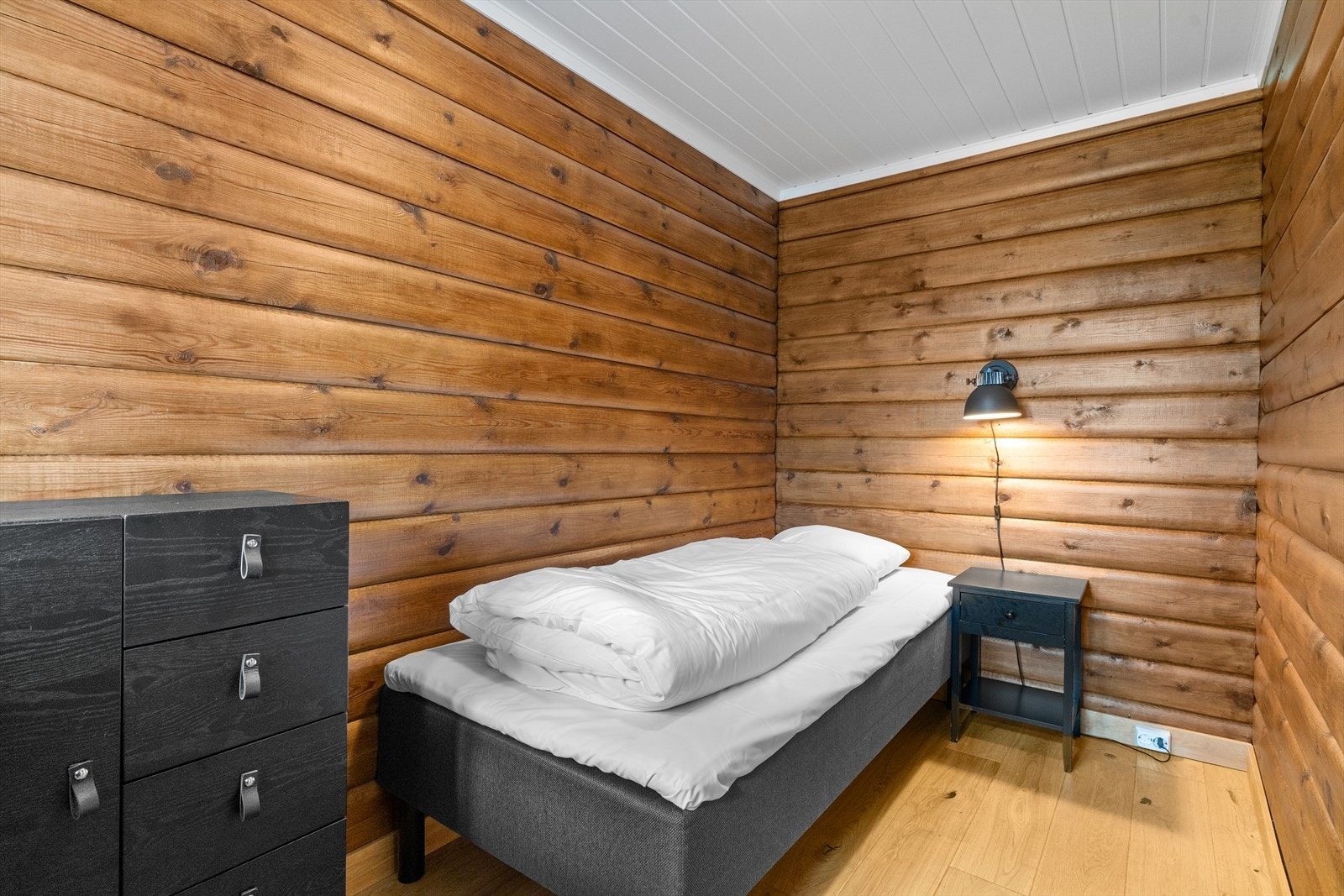 Soverom. Soverommet har plass til seng og kommode. Galleribilde