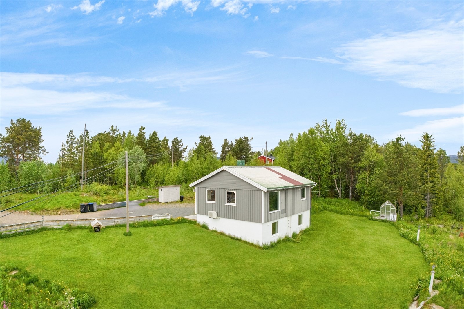 Eiendommen ligger i Bjørkvik, ca 2,5 km kjøring fra Drag. Galleribilde