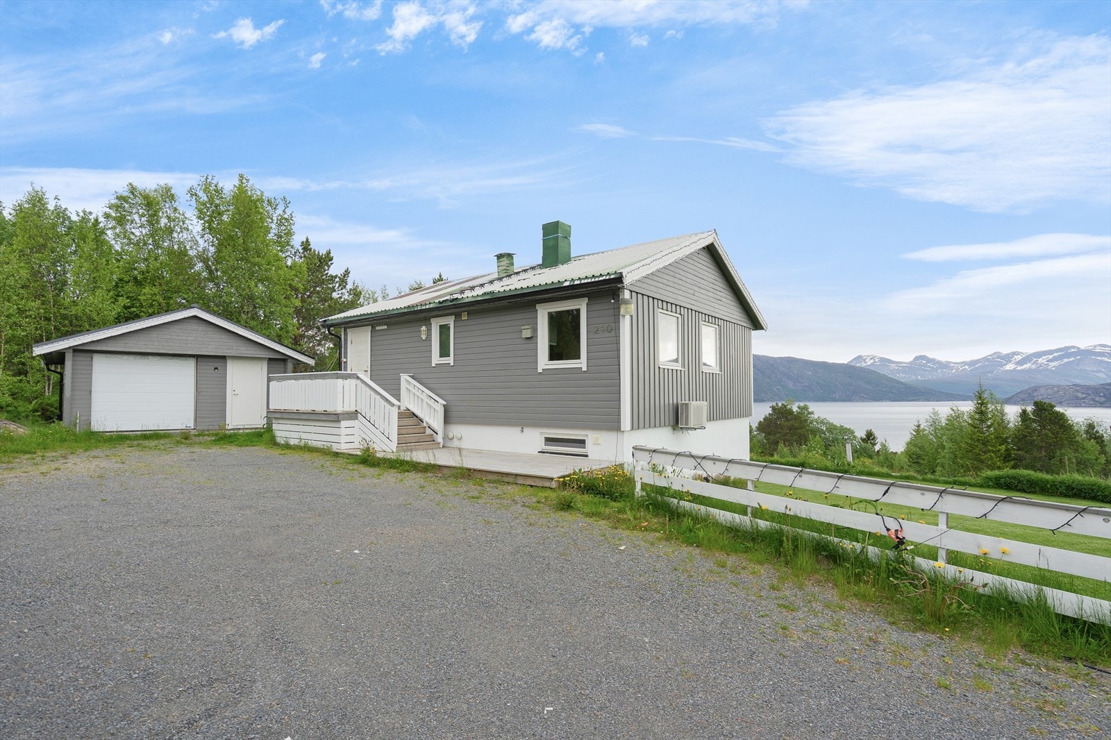 Eiendommen har utsikt mot nord og mot Tysfjorden og Hellmofjorden og har gode sol og lysforhold. Det er kort vei til fiske- og turterreng. Galleribilde