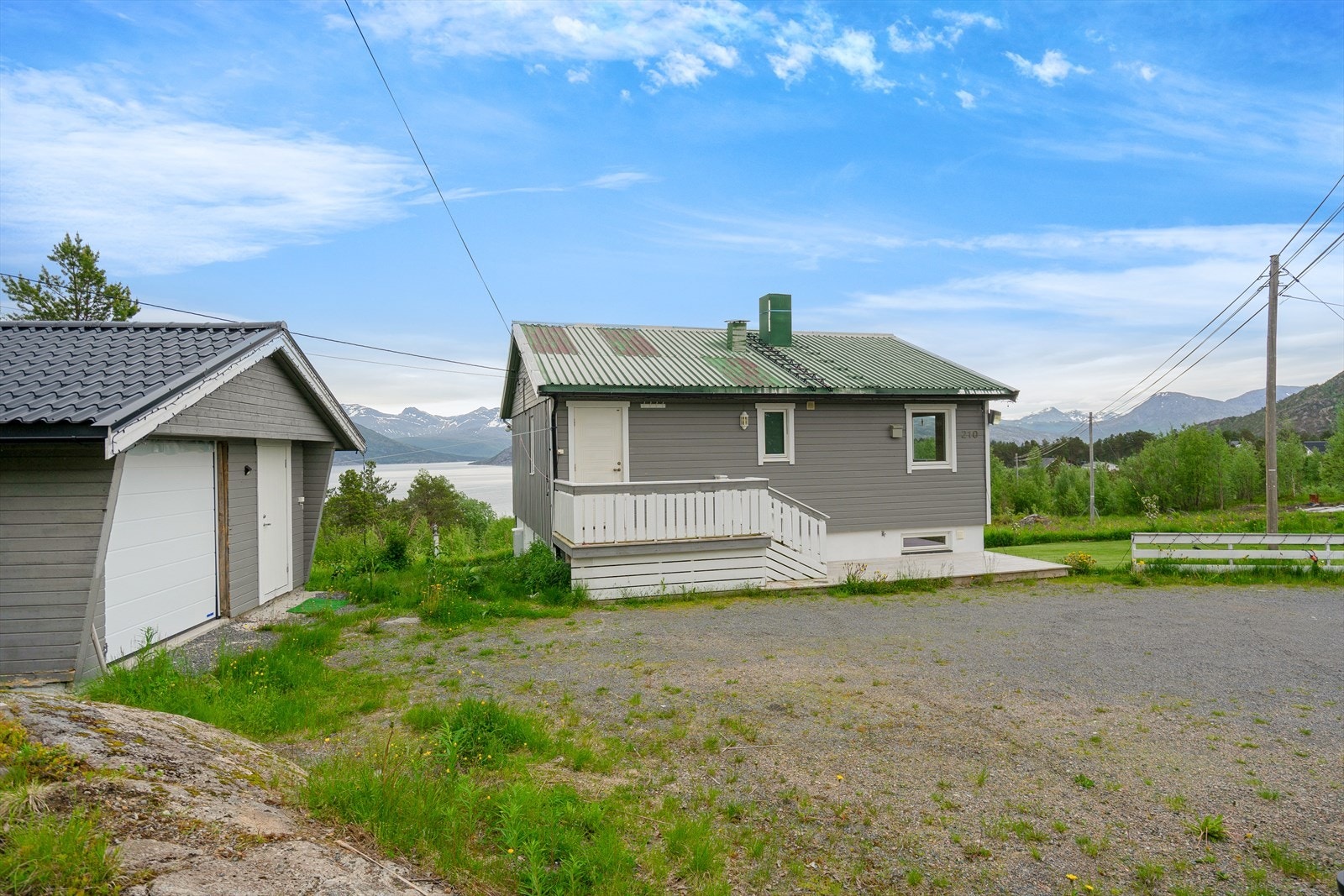 Området rundt boligen er opparbeidet hage og plen, og resten av eiendommen fremstår som naturtomt. Biloppstillingsplass ved boligen og i garasje. Galleribilde