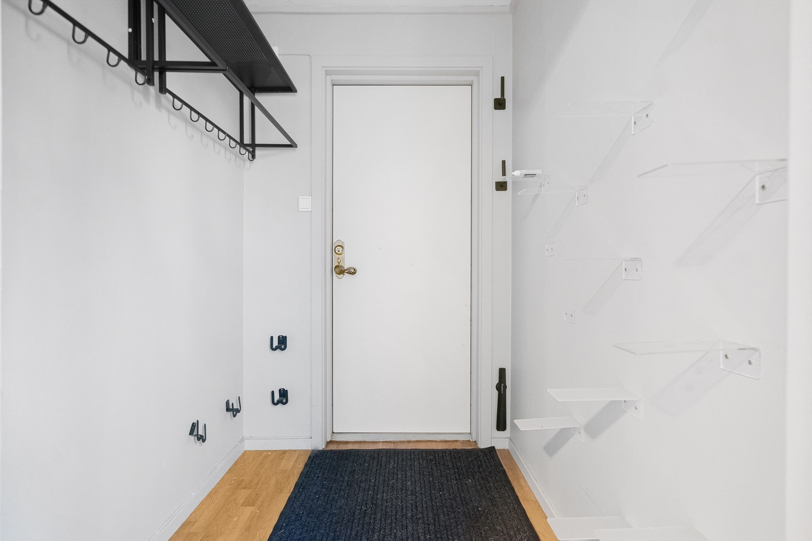 Entré med diverse oppheng for yttertøy Galleribilde