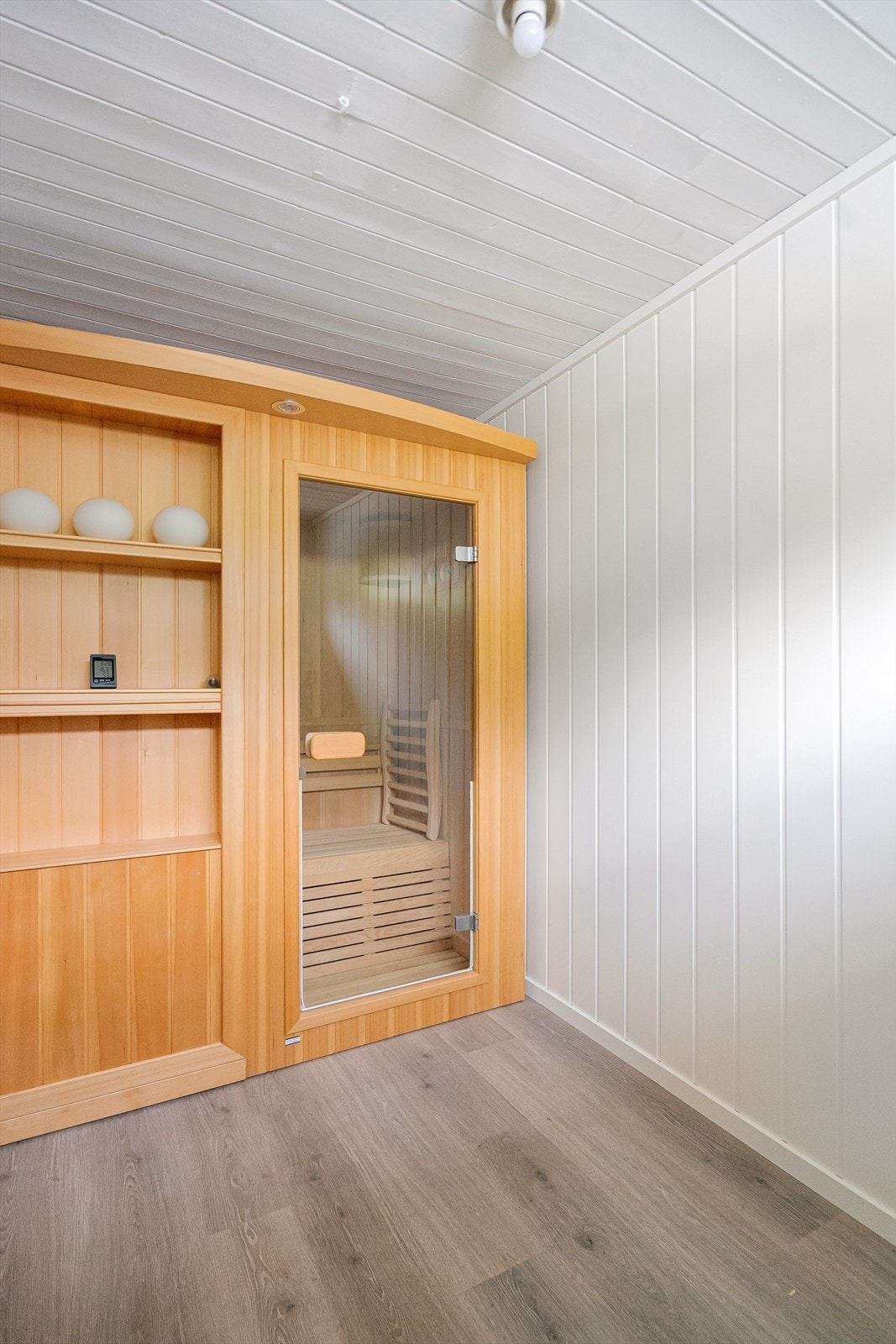 Badstue i underetasjen ble etablert i 2021 og er satt sammen av ferdigfabrikerte elementer innenfor eksisterende vegger i rommet. Galleribilde