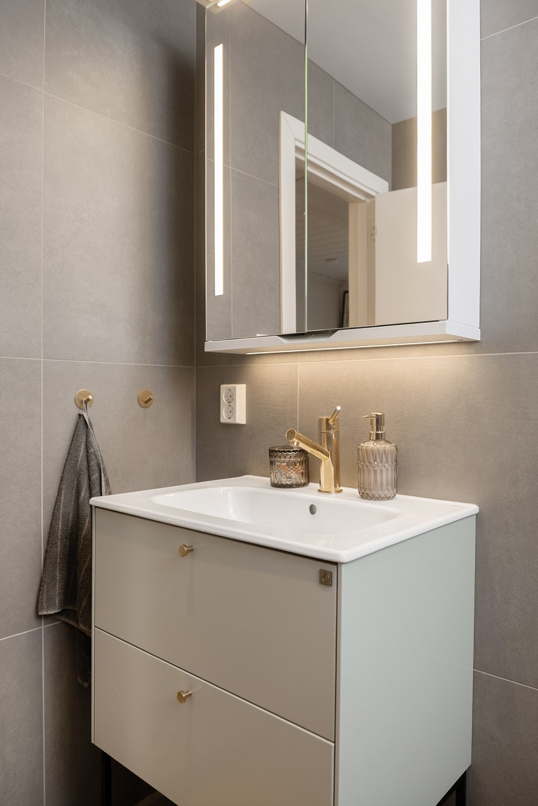 Elegant servant med gode oppbevaringsmuligheter og integrert lys for et eksklusivt preg. Galleribilde