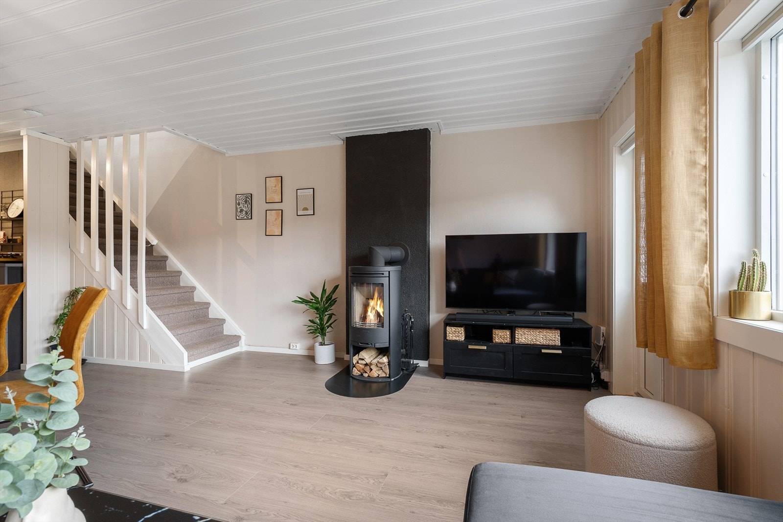 Peisovn som skaper en lun og koselig atmosfære på kjølige dager Galleribilde