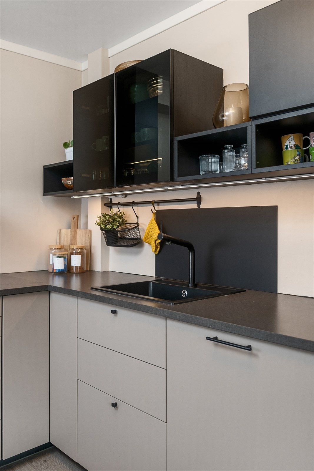 Lekre kontraster mellom sorte detaljer og lyse fronter skaper et tidløst uttrykk Galleribilde