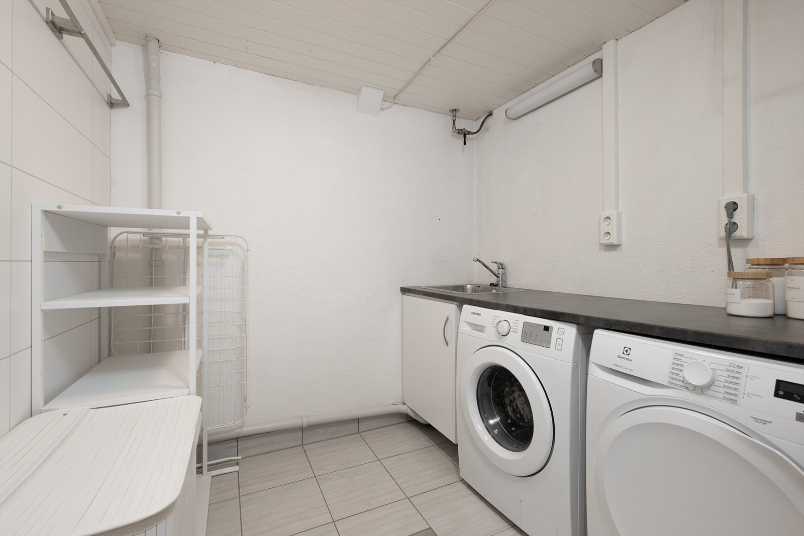 Praktisk vaskerom i kjeller Galleribilde