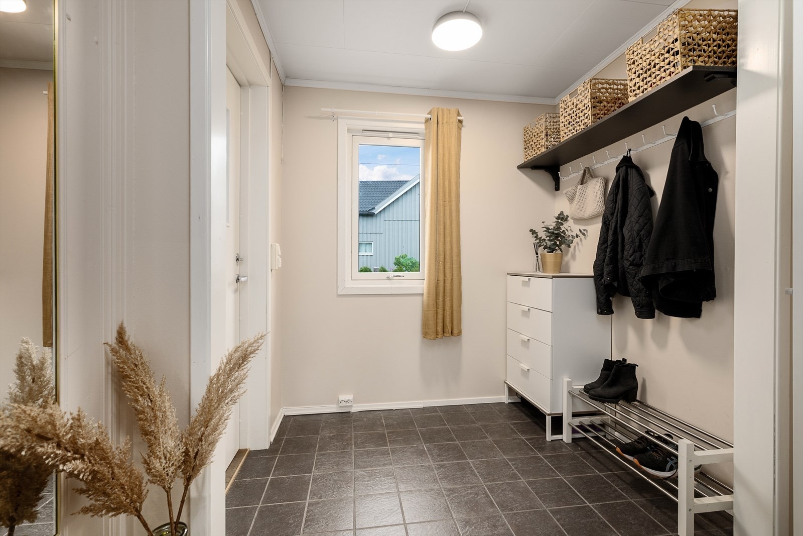 Lys og praktisk entré med plass til oppbevaring Galleribilde