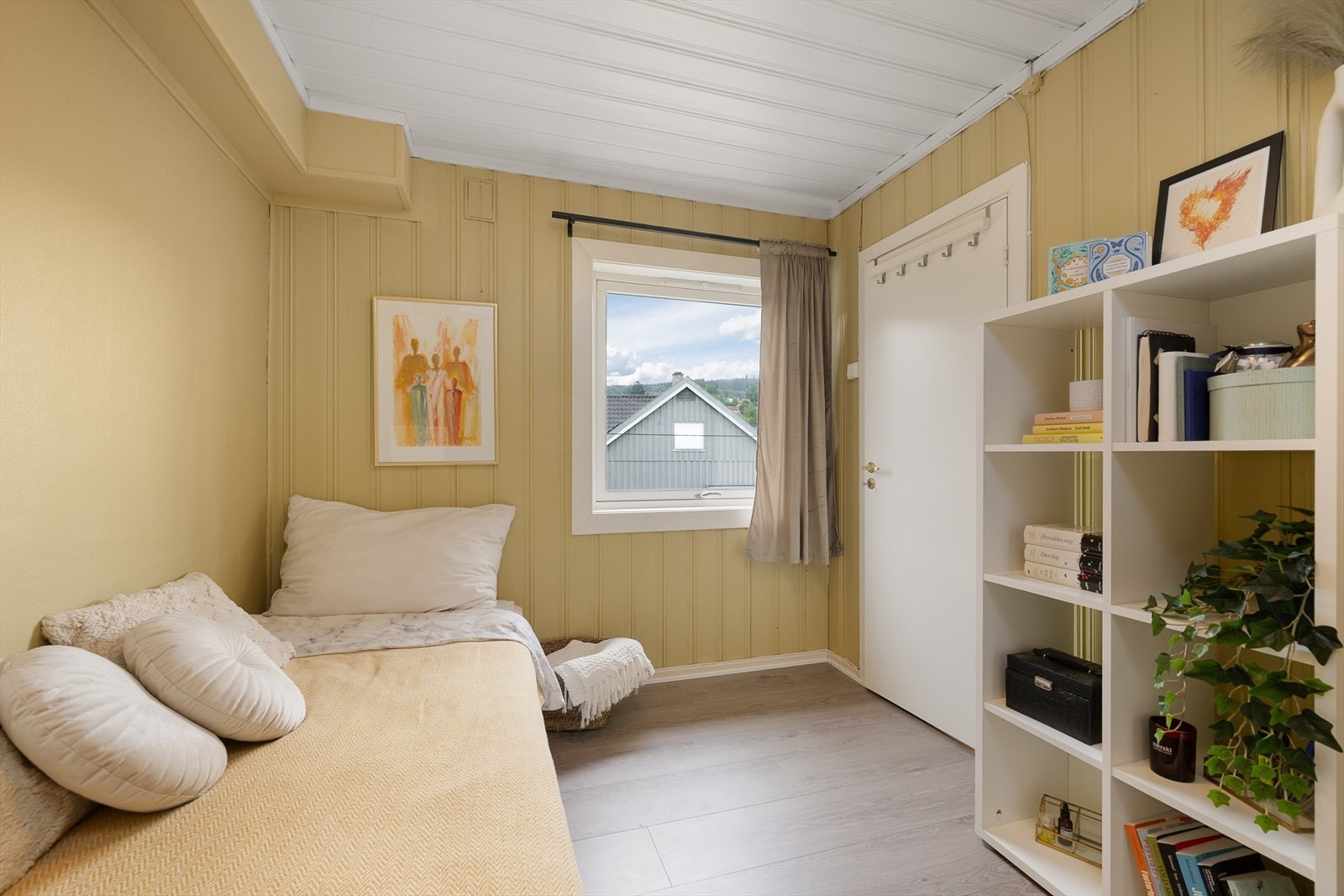 Trivelig rom med god atmosfære og naturlig lysinnslipp Galleribilde