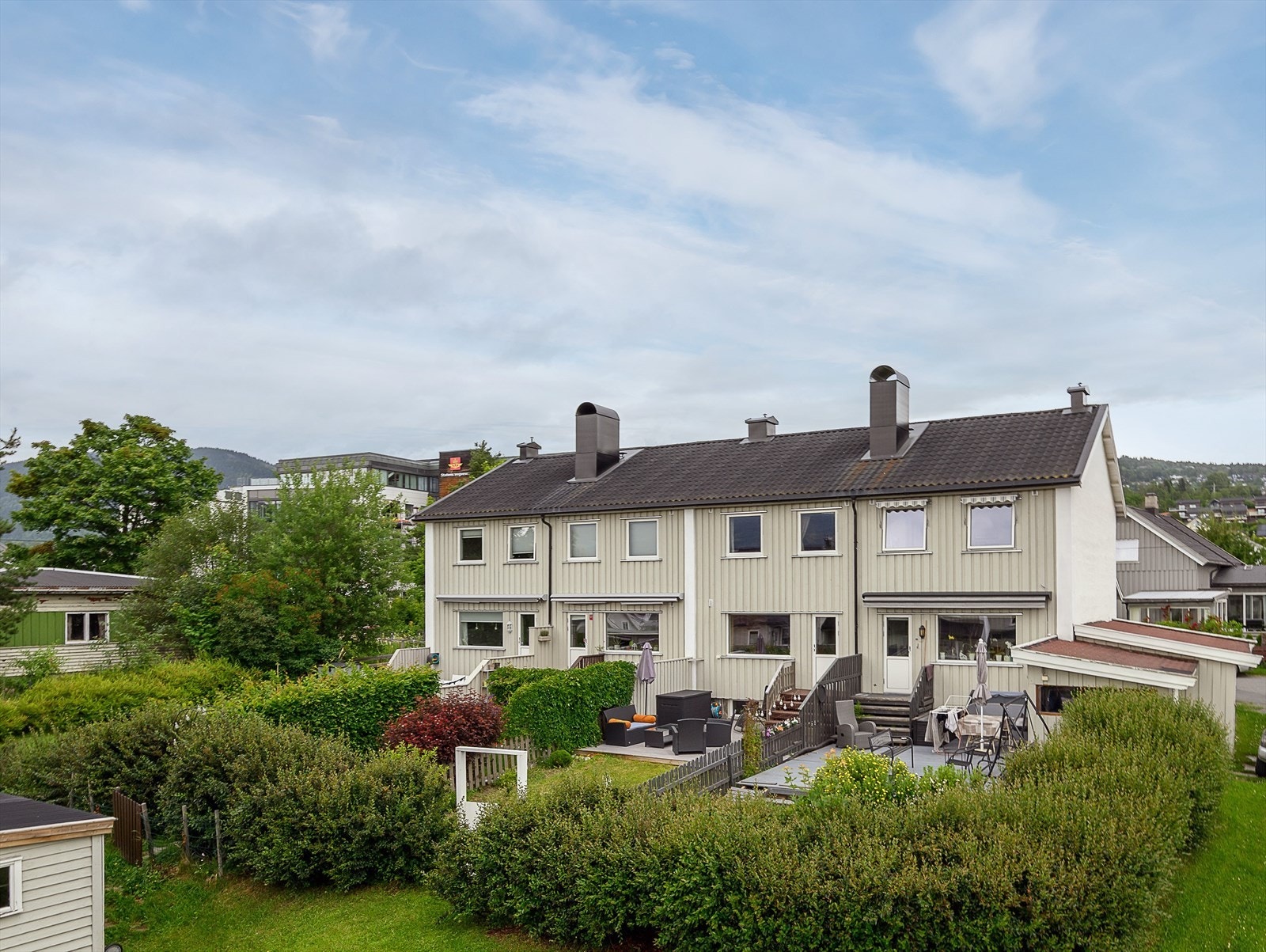 Pent rekkehus med hyggelige uteområde i et barnevennlig boligområde Galleribilde