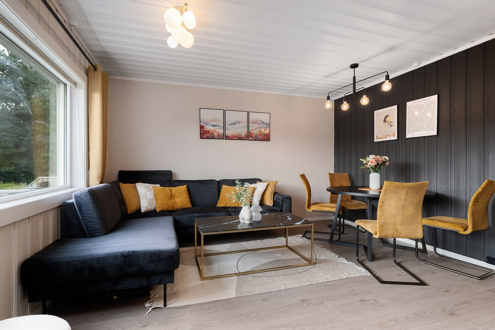 Lys og innbydende stue med plass til både sofakrok og spisebord Galleribilde