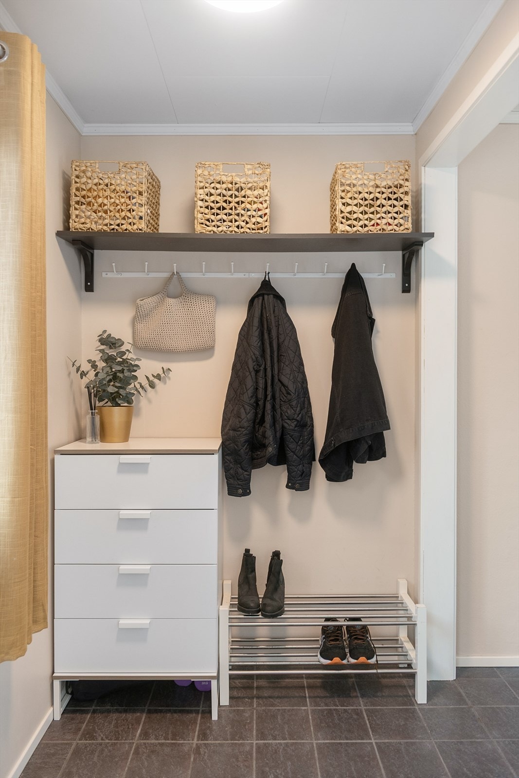 Velorganisert oppbevaring som gjør entréen praktisk Galleribilde