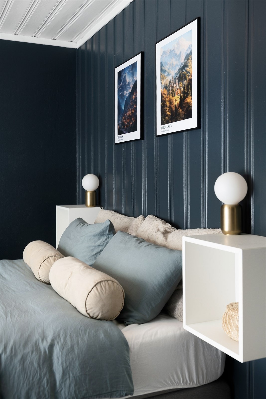 Stilrent interiør og lune farger gir en avslappende atmosfære Galleribilde