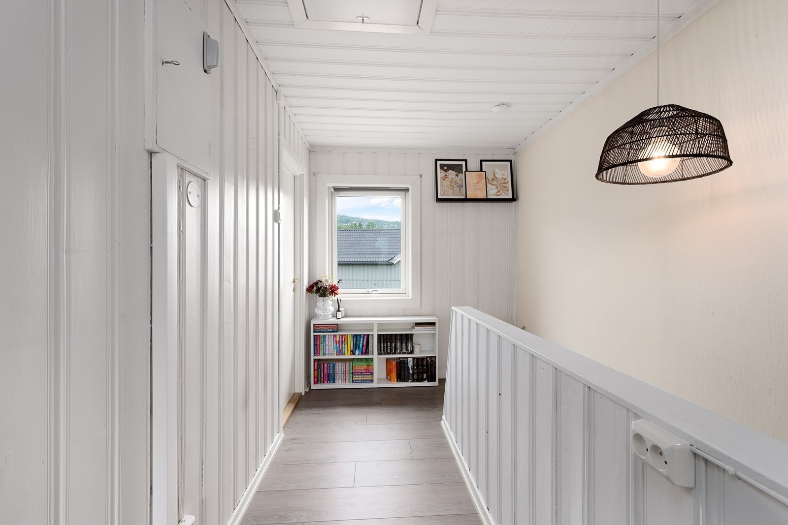 Trappeoppgang med sjarm og rikelig lysinnslipp - et praktisk og pent bindeledd mellom etasjene. Mulighet for både dekor og smart oppbevaring Galleribilde