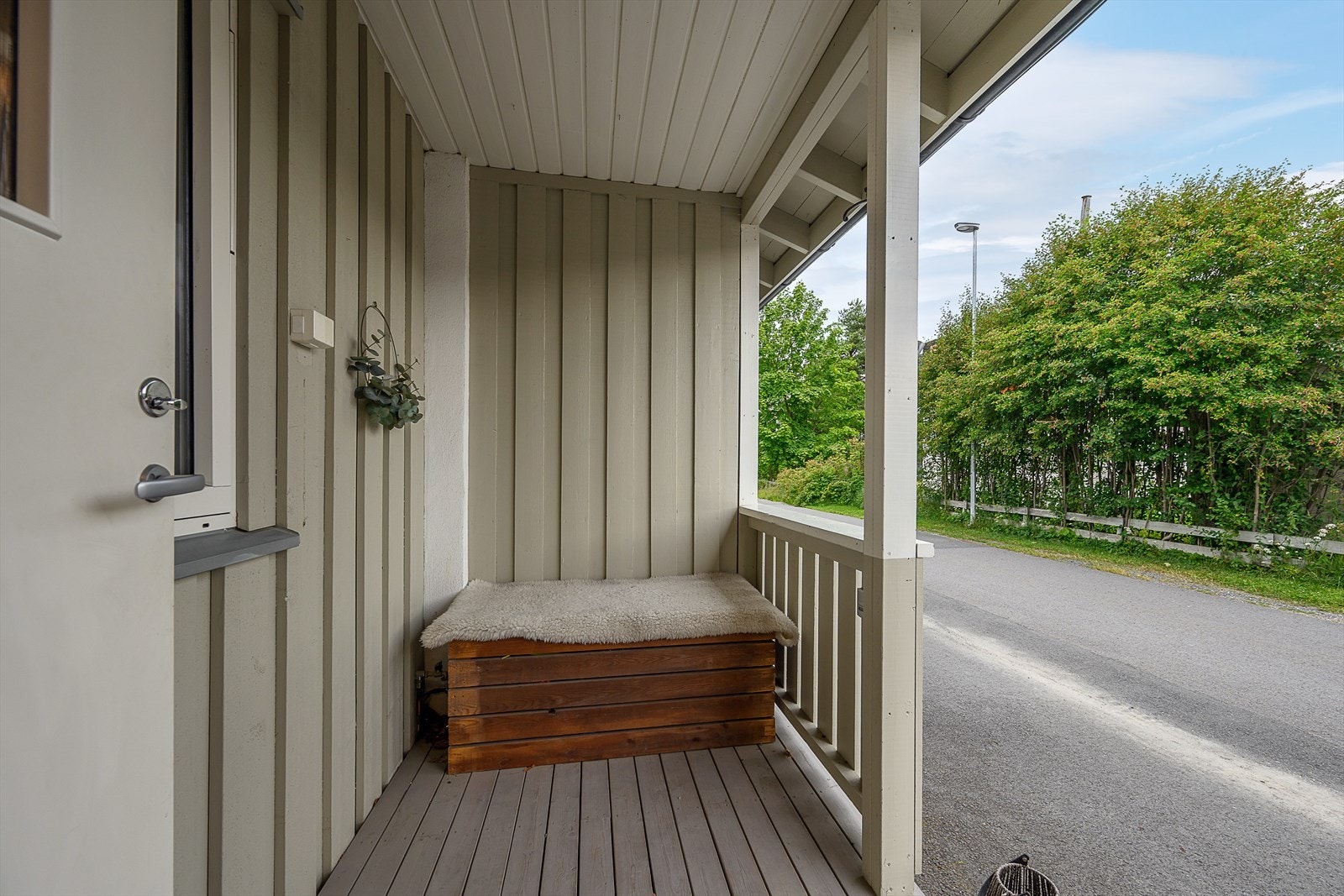 Sjarmerende inngangsparti med overbygg som ønsker deg velkommen inn - perfekt for en rolig morgenkaffe Galleribilde