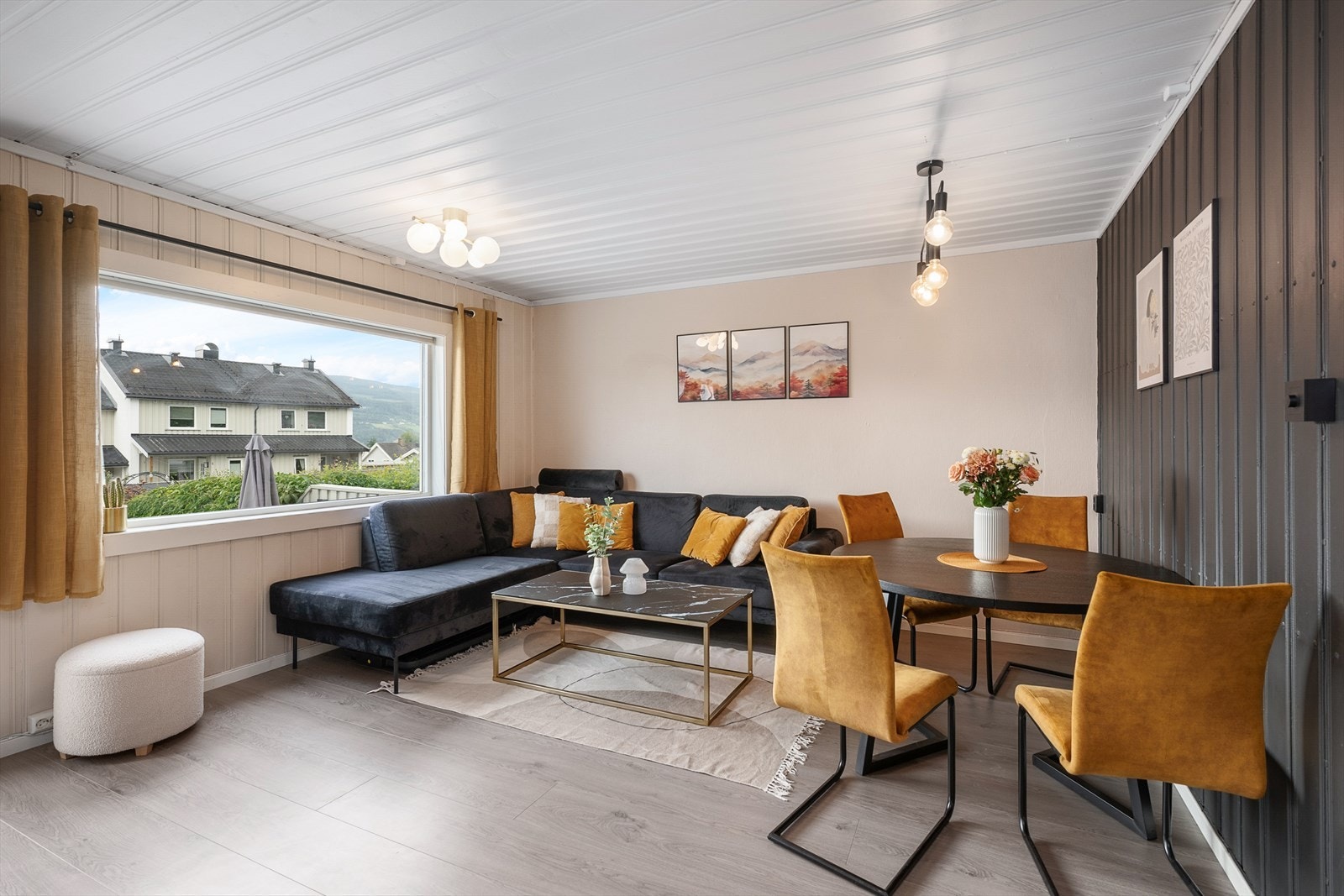 Lekker kontrastvegg og moderne belysning setter et stilig preg på rommet Galleribilde