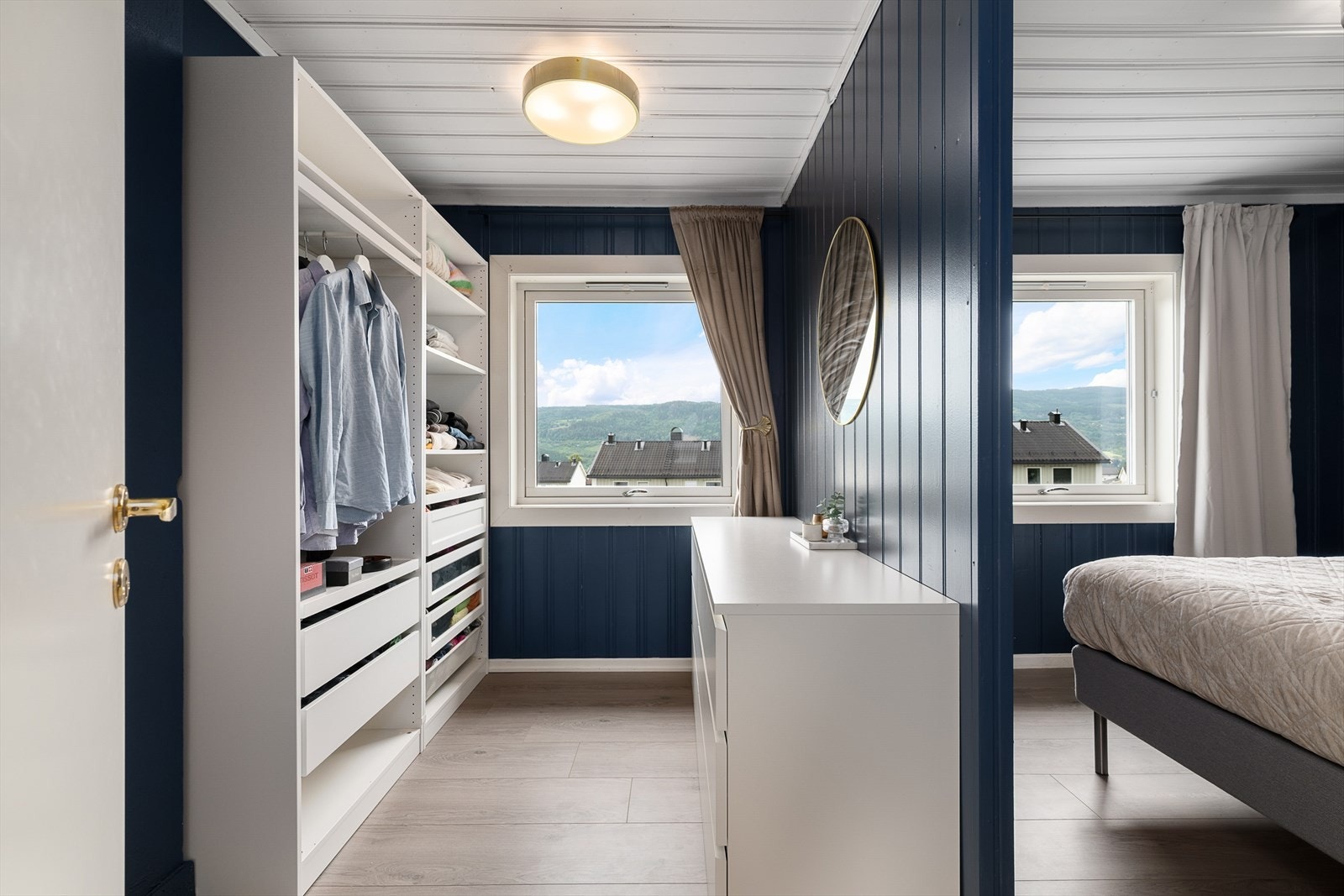 Praktisk walk-in garderobe med rikelig oppbevaringsplass Galleribilde