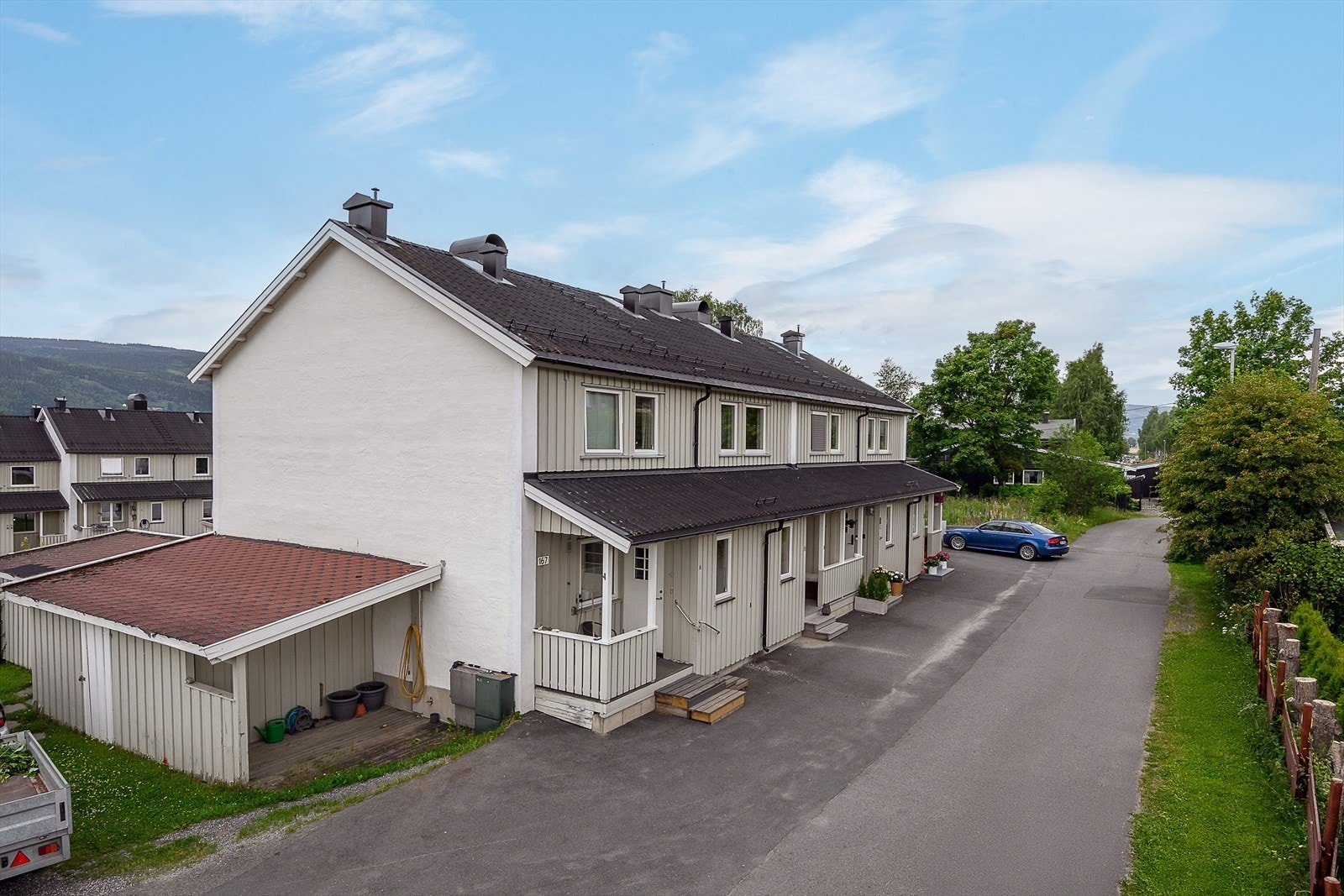 Velholdt og trivelig rekkehus med et rolig bomiljø og grønne omgivelser. Galleribilde