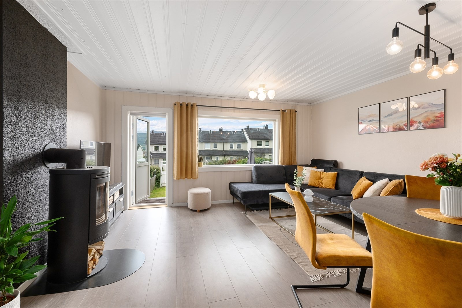 Store vinduer og utgang til hagen gir en herlig følelse av åpenhet. Her får du det beste av inne- og utemiljø. Galleribilde