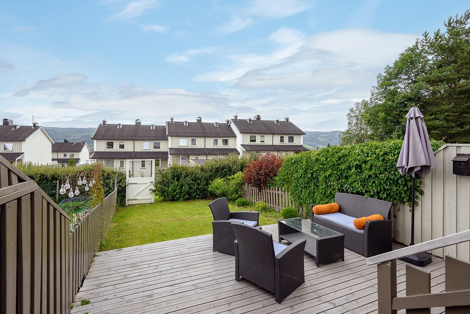 Flott terrasse med plass til både spisegruppe og lounge - her kan du nyte lange sommerkvelder! Galleribilde