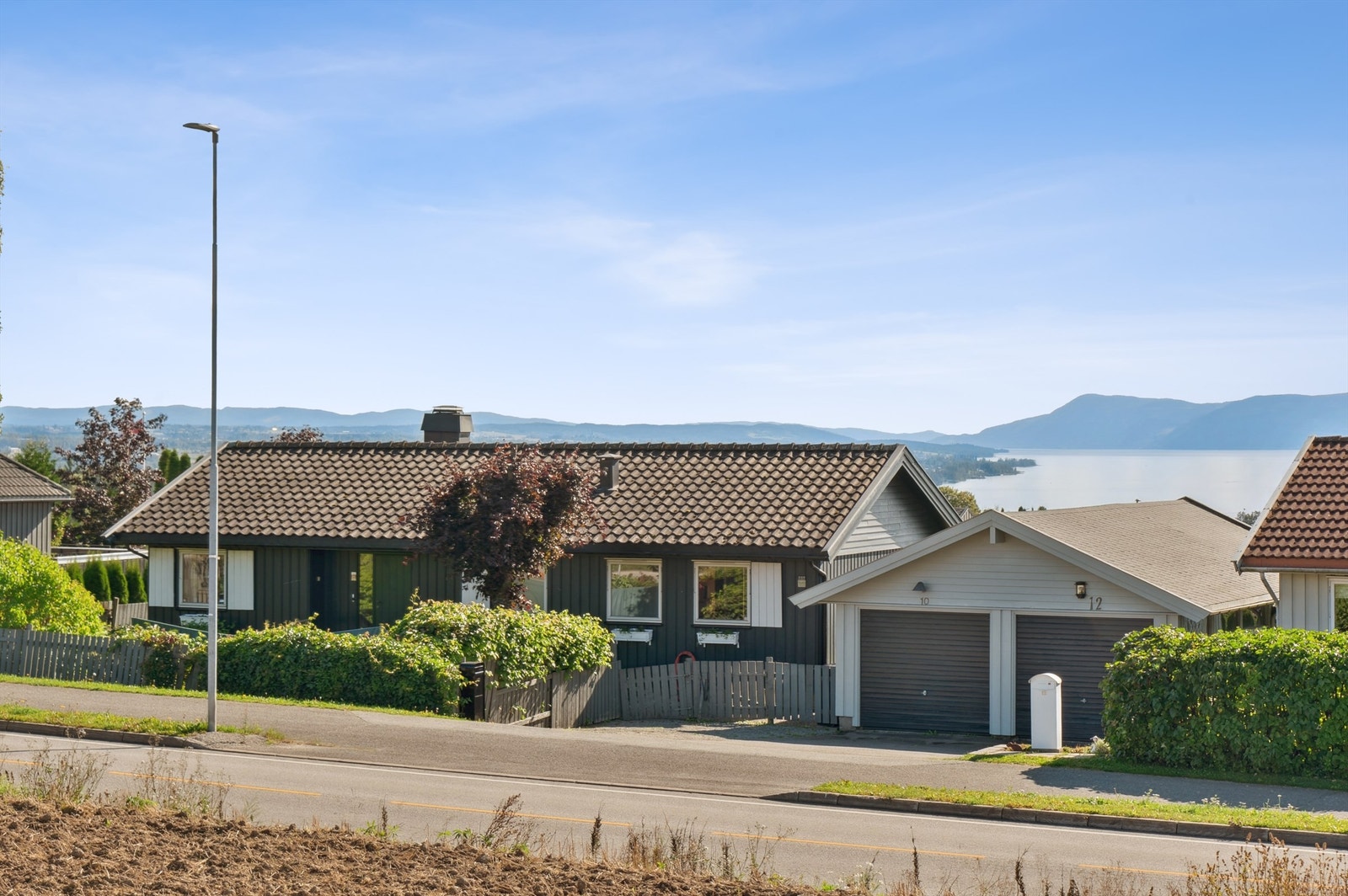 Eiendommen i Holsvegen 10 har en flott mjøsutsikt med en skjermet og usjenert beliggenhet! Galleribilde