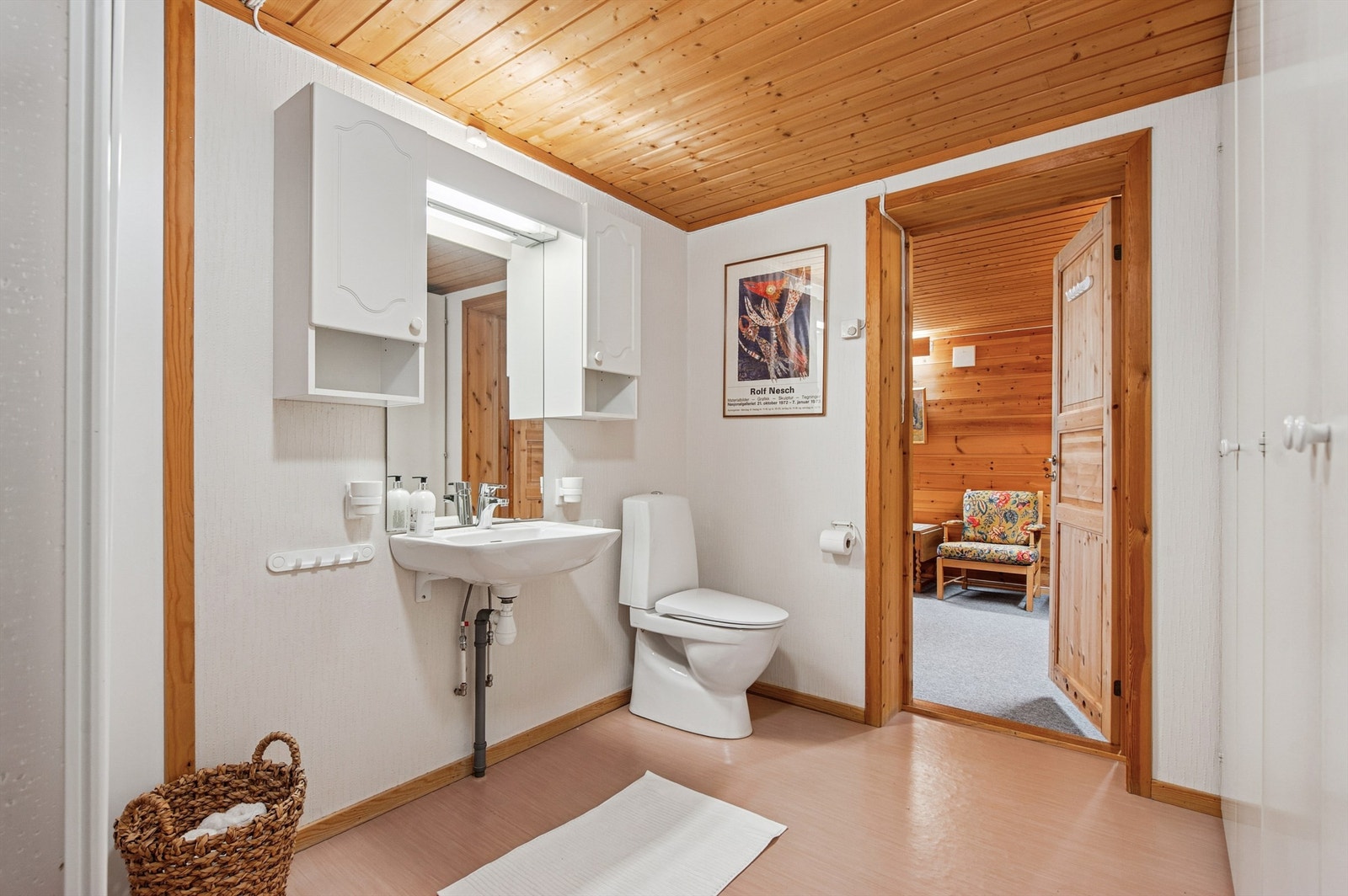 Badet i underetasjen er fra ca. 1990, og har behov for oppgradering. Utstyrt med vegghengt servant, speil og lys. Dusjvegger og vegghengt dusjbatteri. Galleribilde