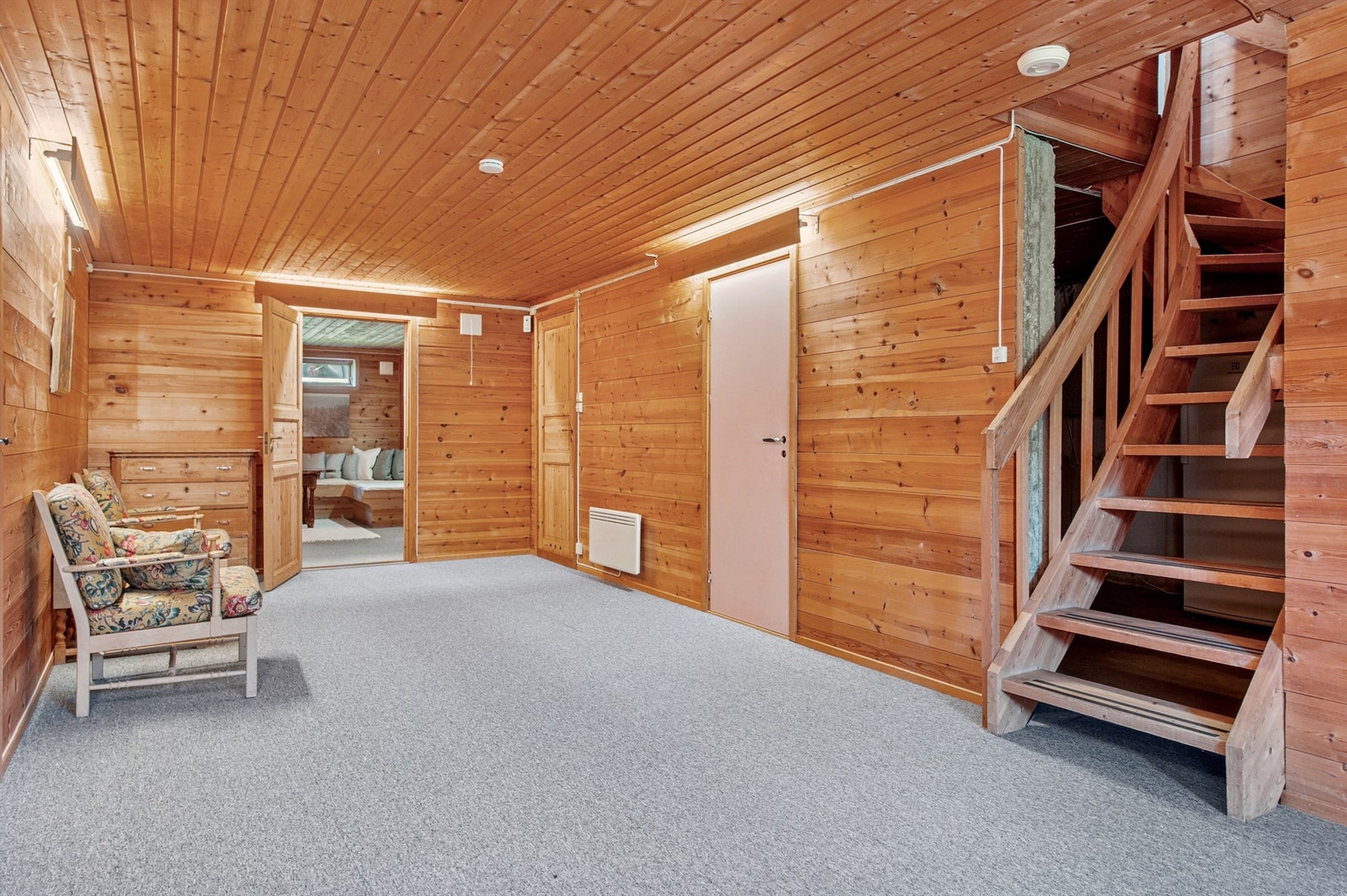 Kjelleretasjen består av gang/ trapperom, kjellerstue (ikke godkjent for varig opphold), to innredet rom som idag benyttes som soverom samt fire boder. Galleribilde