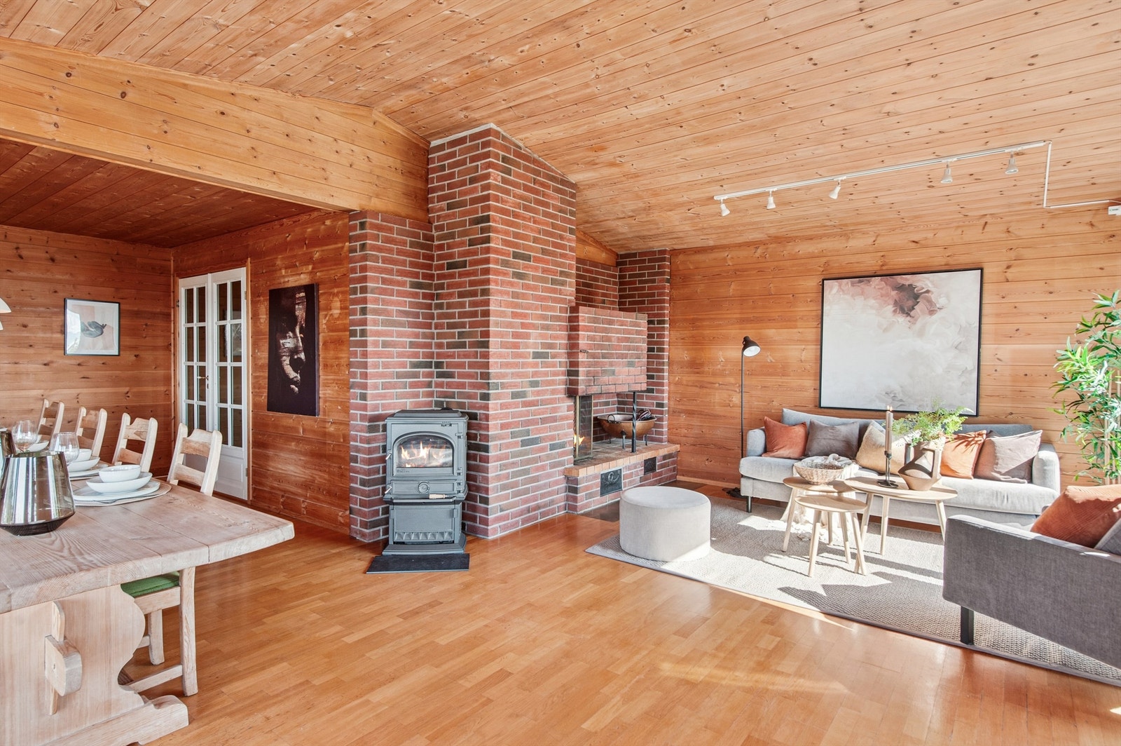 Stuen byr på både åpen peis og vedovn for ekstra varme og hygge. Den kombinerte ved- og parafinovnen ble satt inn rundt år 2000. Galleribilde