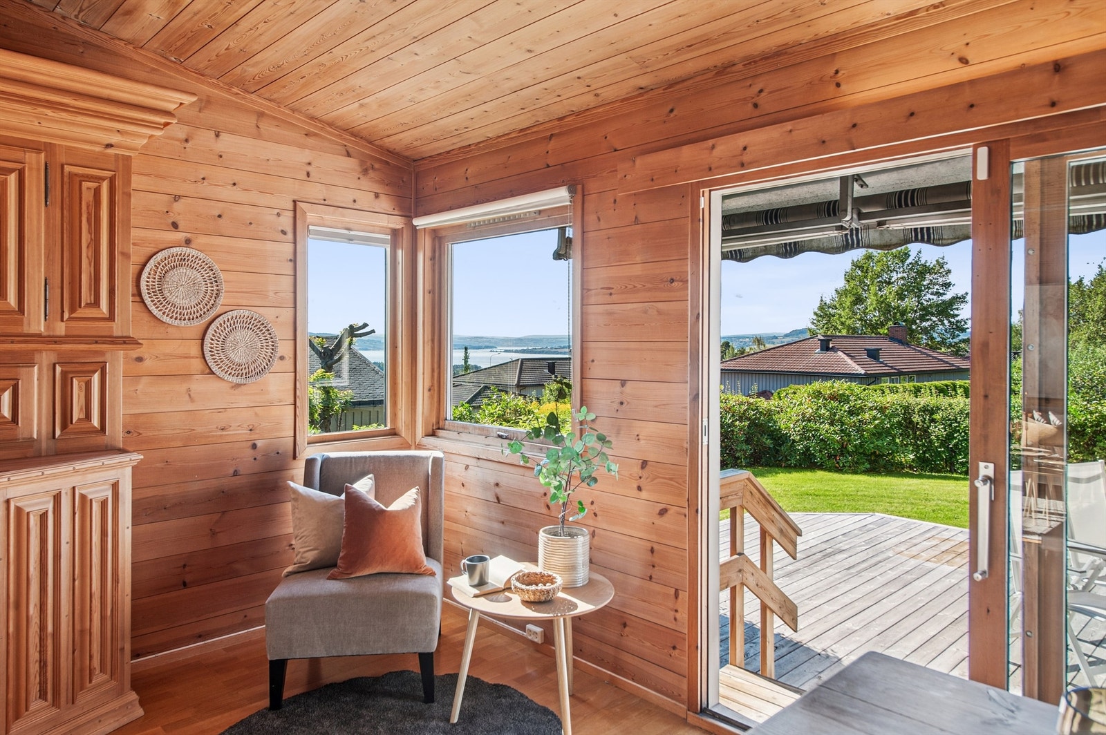 Stuen har utgang med skyvedør ut til stor terrasse. Galleribilde