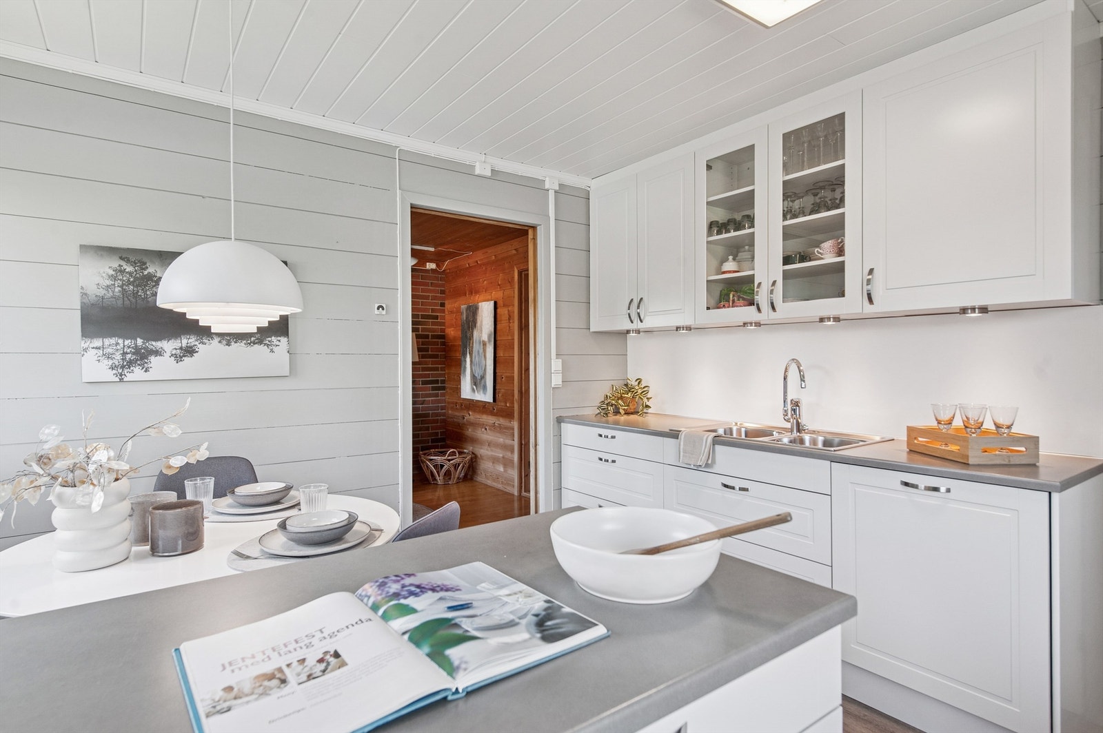 Kjøkkenet ble modernisert i 2015 med ny innredning av type HTH. Innredningen har profilerte fronter, laminerte skrog og benkeplater, med over-, under- og høyskap. Galleribilde