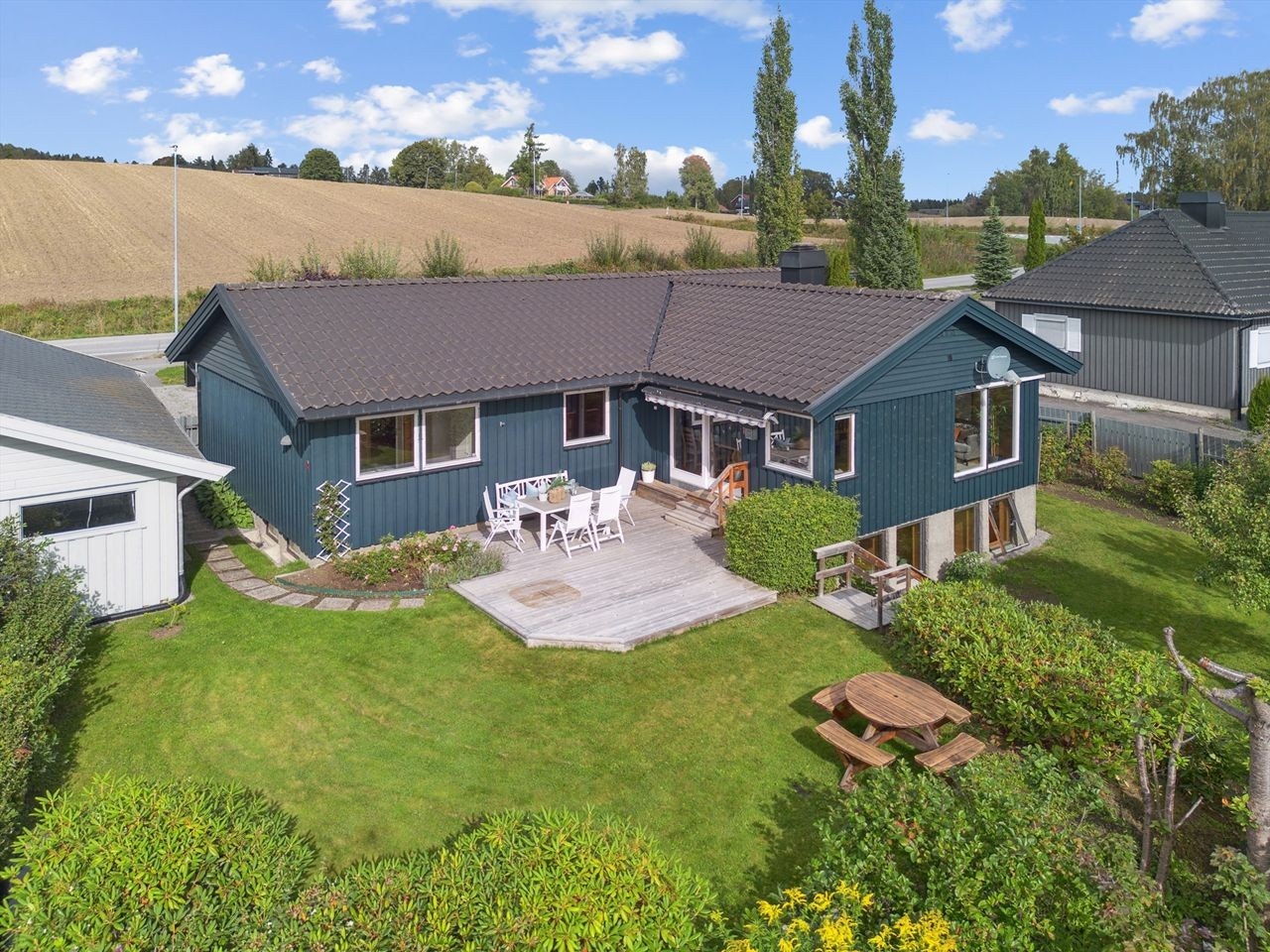 Nyt utelivet på den flotte terrassen med fin plass til sittegrupper Galleribilde