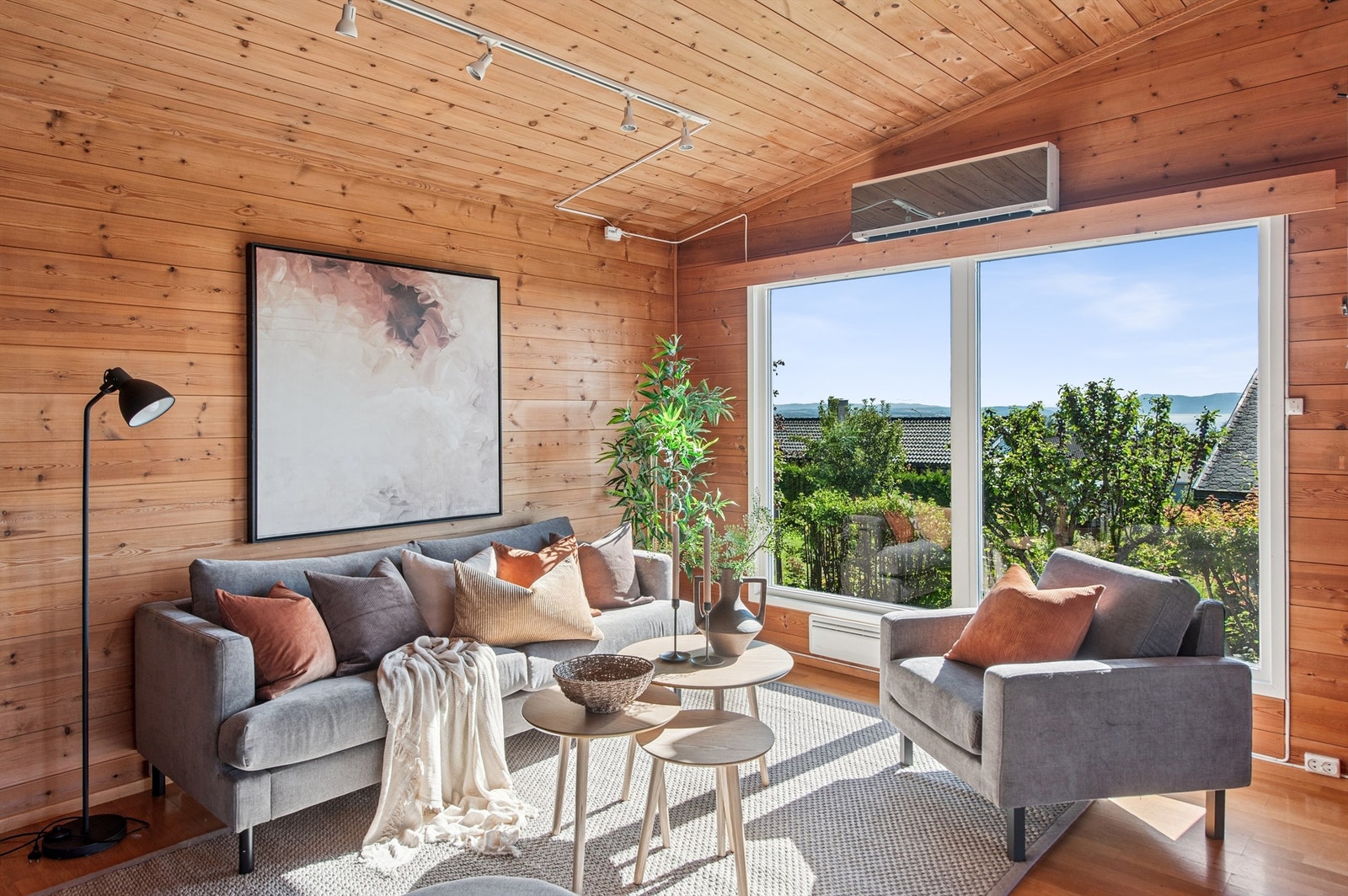 Stuen har flere soner og rikelig med plass for ulike møbleringsløsninger. Galleribilde