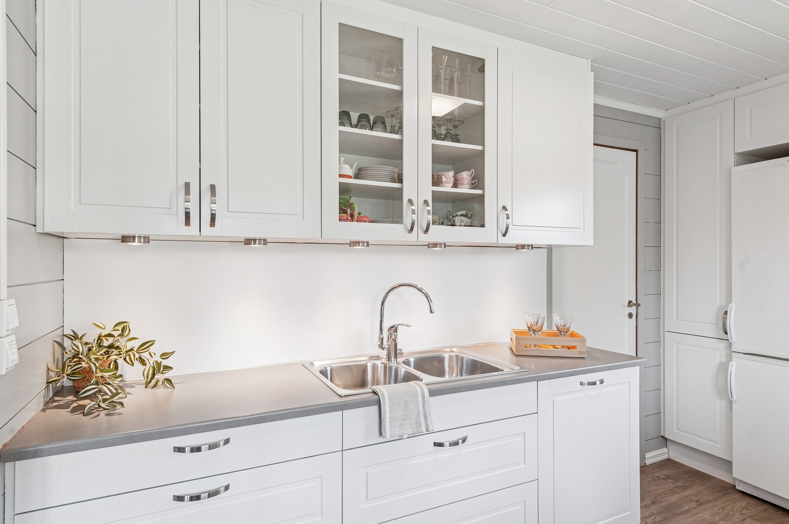 En praktisk kjøkkenløsning med god arbeidsflate og rikelig med oppbevaring. Galleribilde