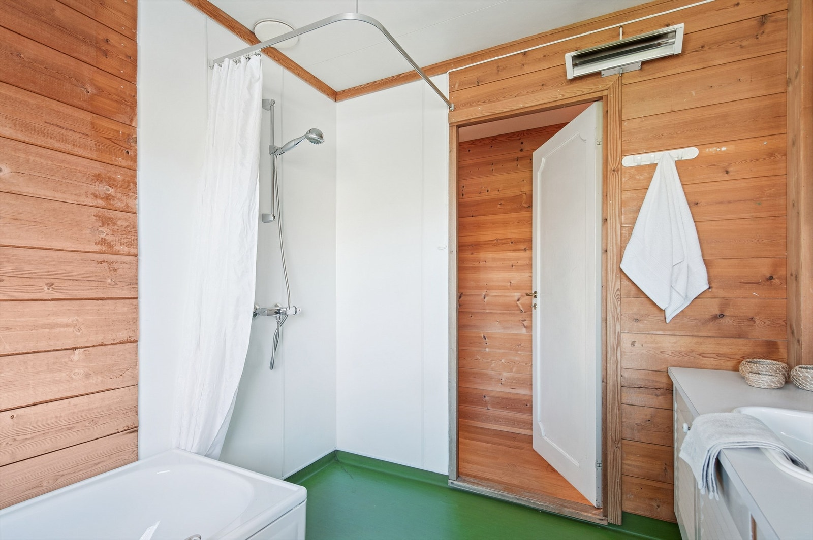 Badet har en praktisk dusjnisje i tillegg til badekaret. Galleribilde