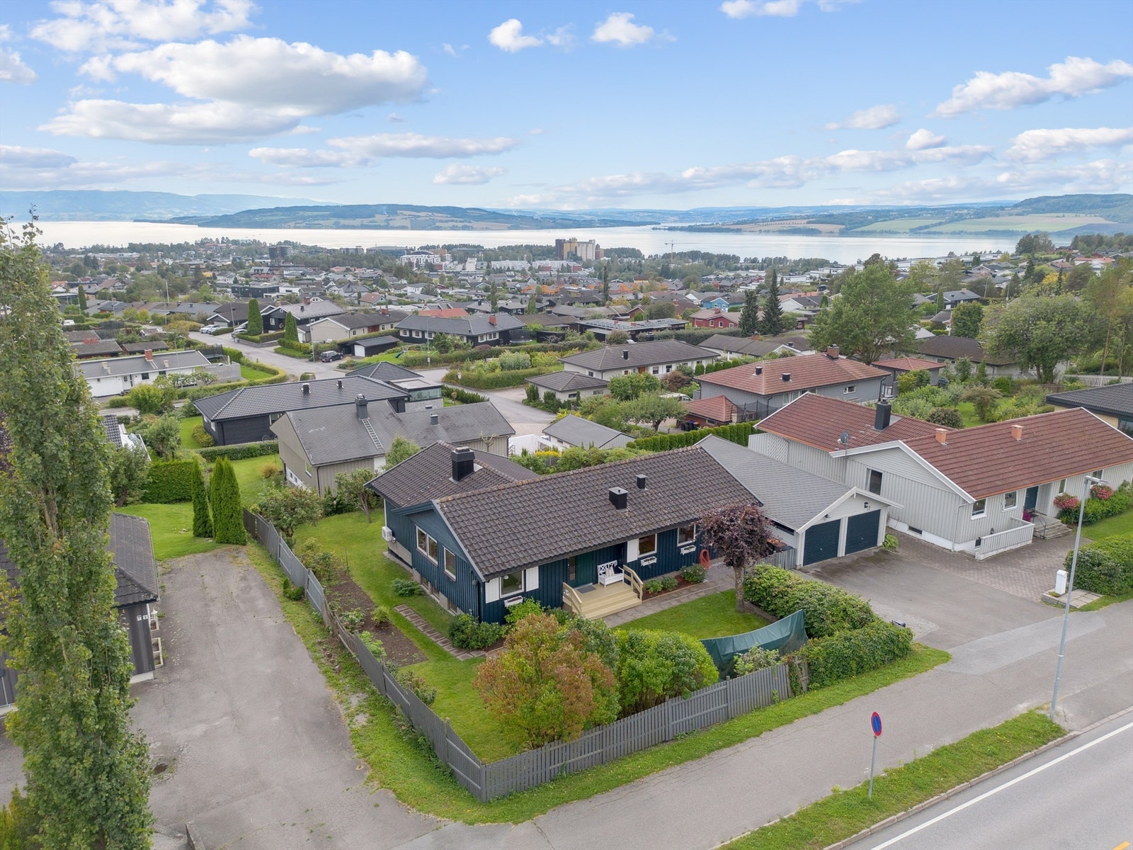For barnefamilier er det flere barnehager i området, og kort vei til skoler - ca. 1,5 km til Prestrud barneskole, Ajer ungdomsskole og Hamar katedralskole. Galleribilde
