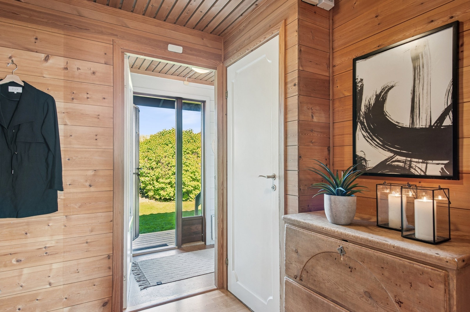 Entrè med vindfang med fin plass for å henge av seg yterbeklednigen. I tillegg er det tilgang til toalettrom. Galleribilde