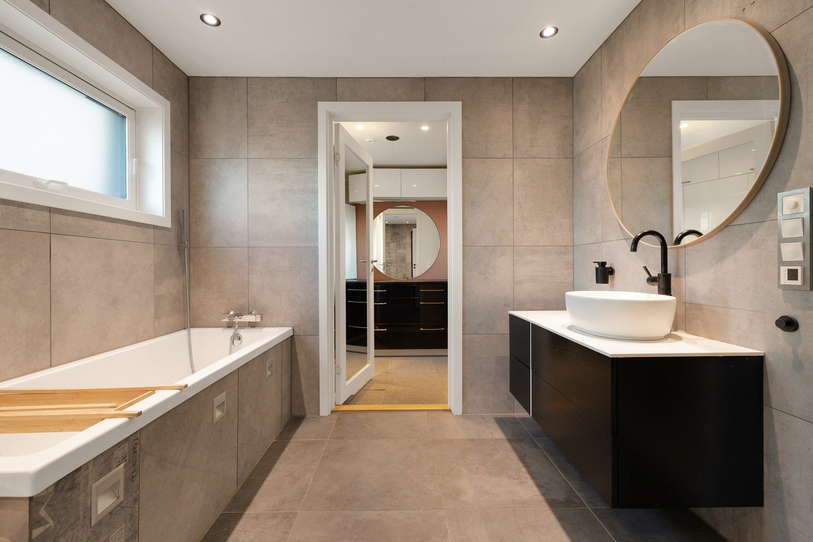 Fra kjøkkenet er det inngang til et pent bad med både badekar og dobbeldusj. Herfra er det også inngang til bod som i dag nyttes som vaskerom Galleribilde