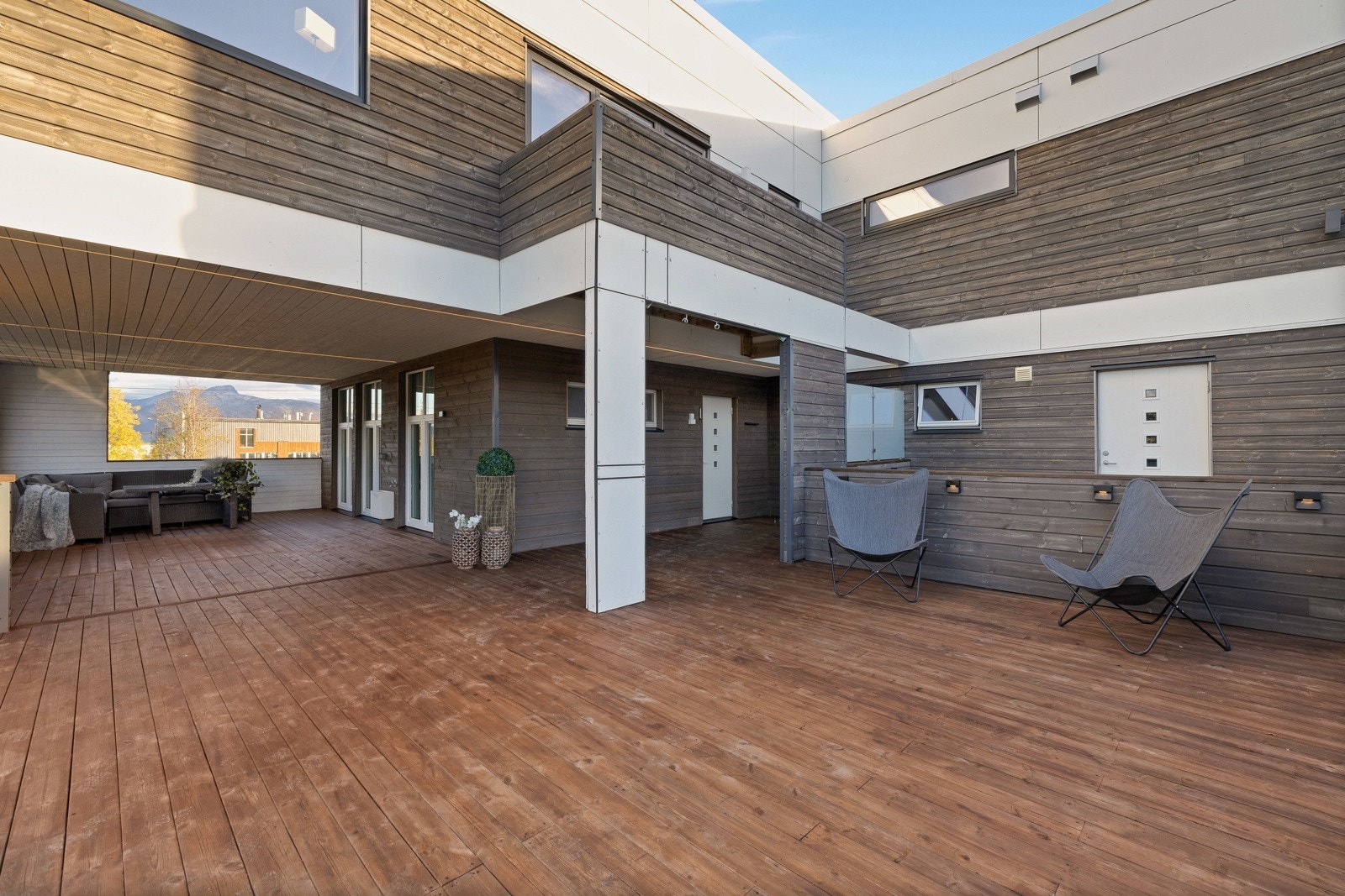 Adkomst til boligen er over denne romslige markterrassen Galleribilde