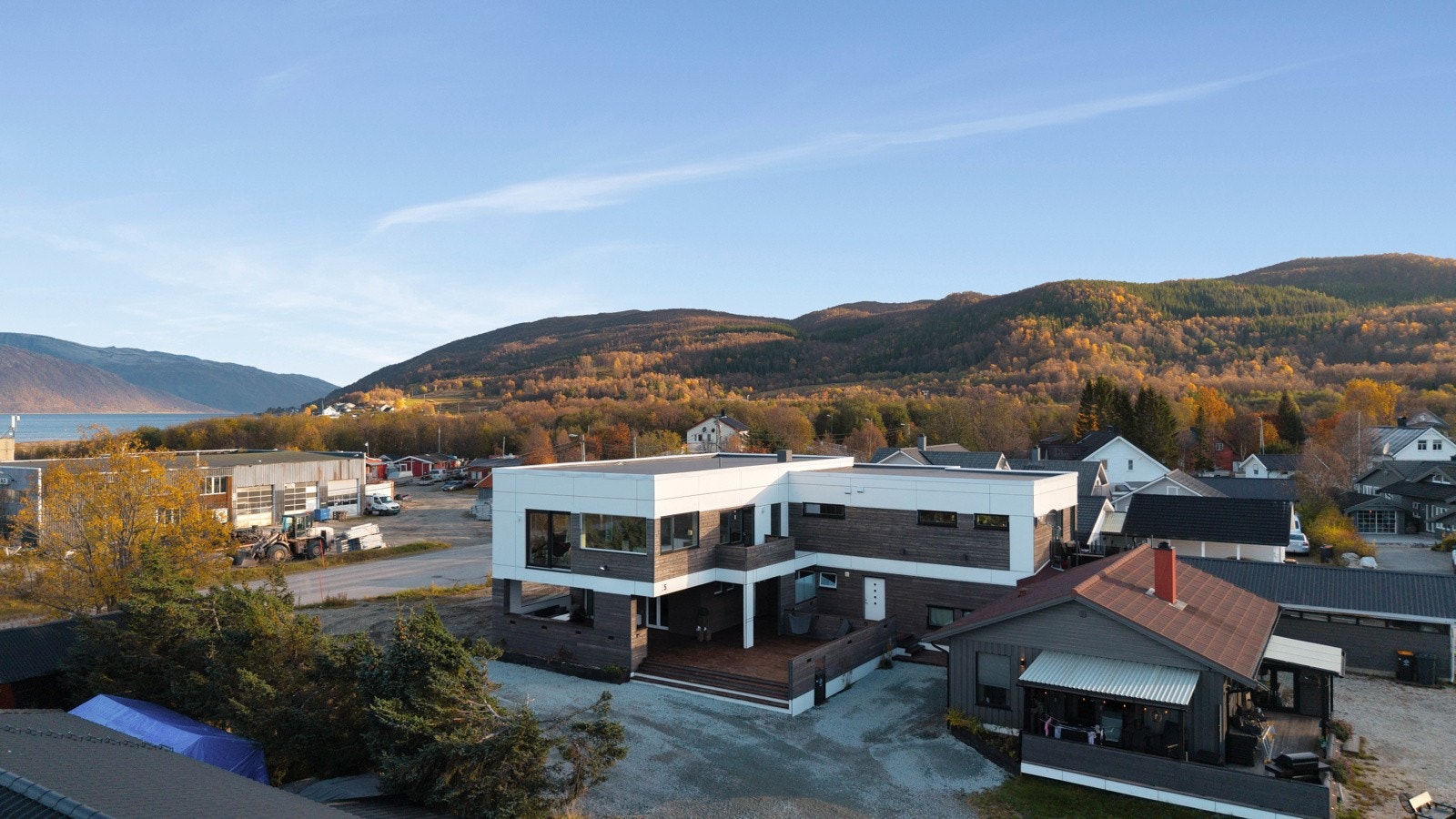 Vikvegen 5B er et moderne og pent hus plassert i et etablert boligfelt Galleribilde