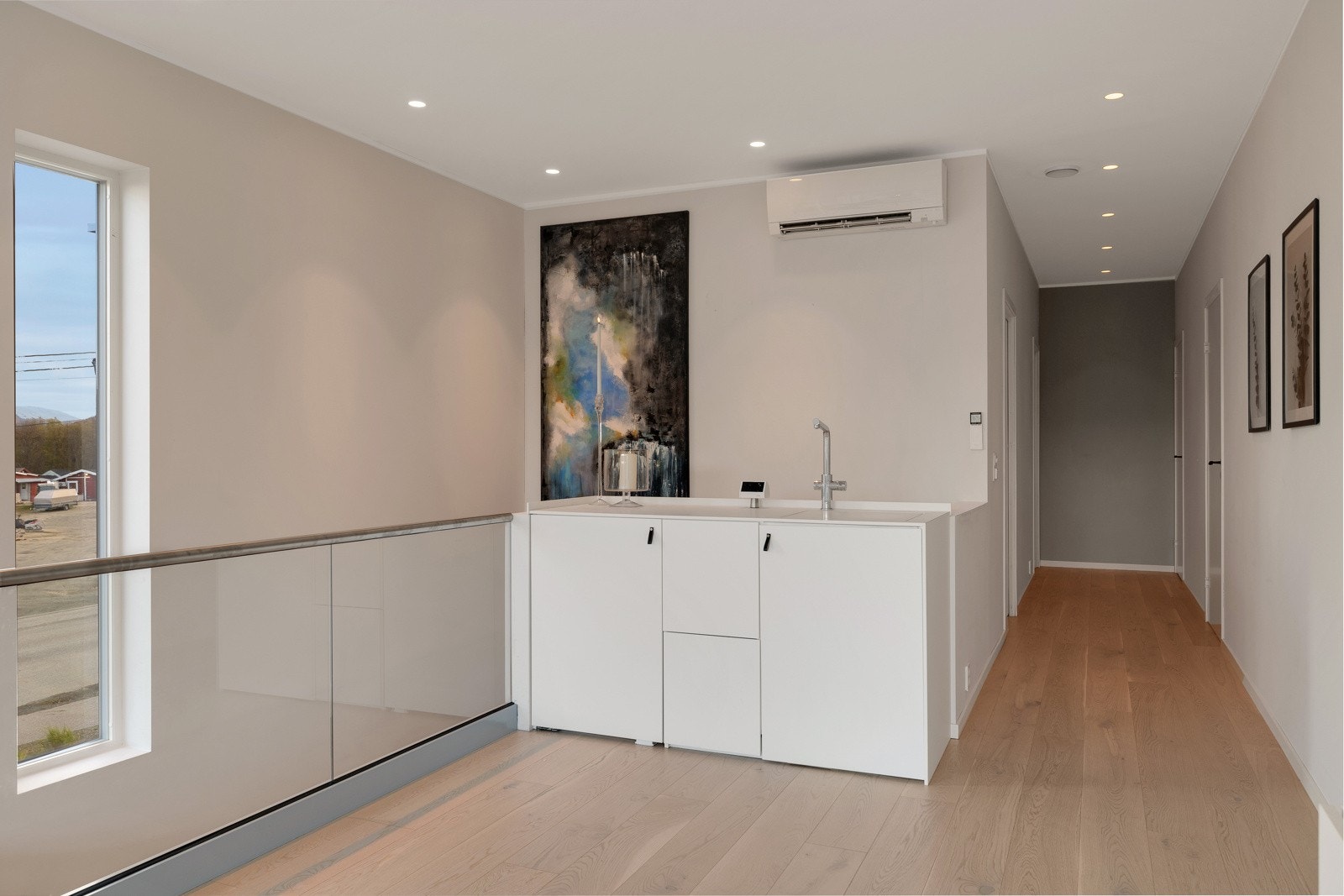 Mellom stue og hall er det en praktisk barløsning med vannkran Galleribilde