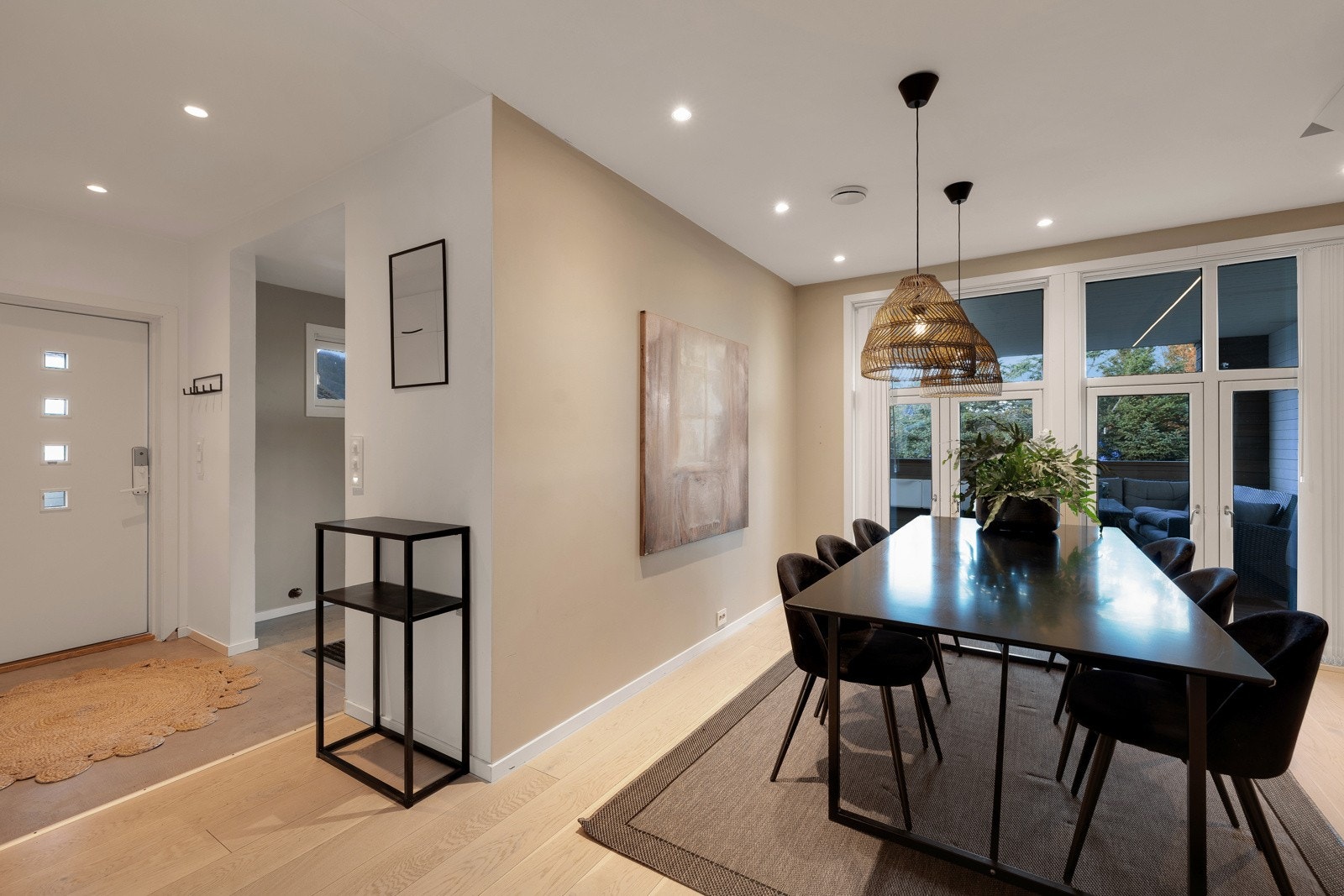 Tilbake i boligen igjen ledes du til denne flotte spisestua Galleribilde