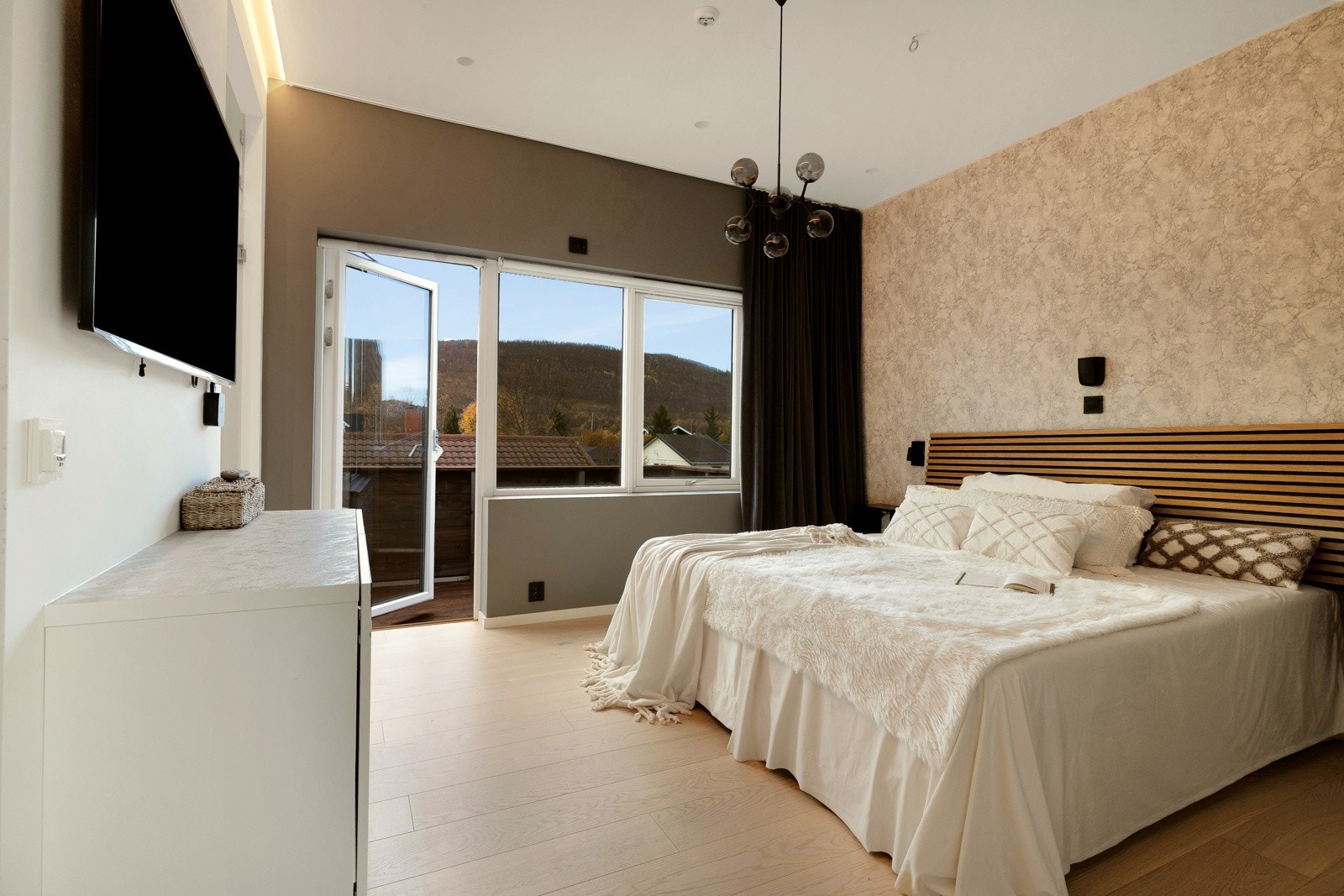 Hovedsoverommet er en-suite-løsning, altså med "eget" bad. Herfra er det også utgang til veranda Galleribilde