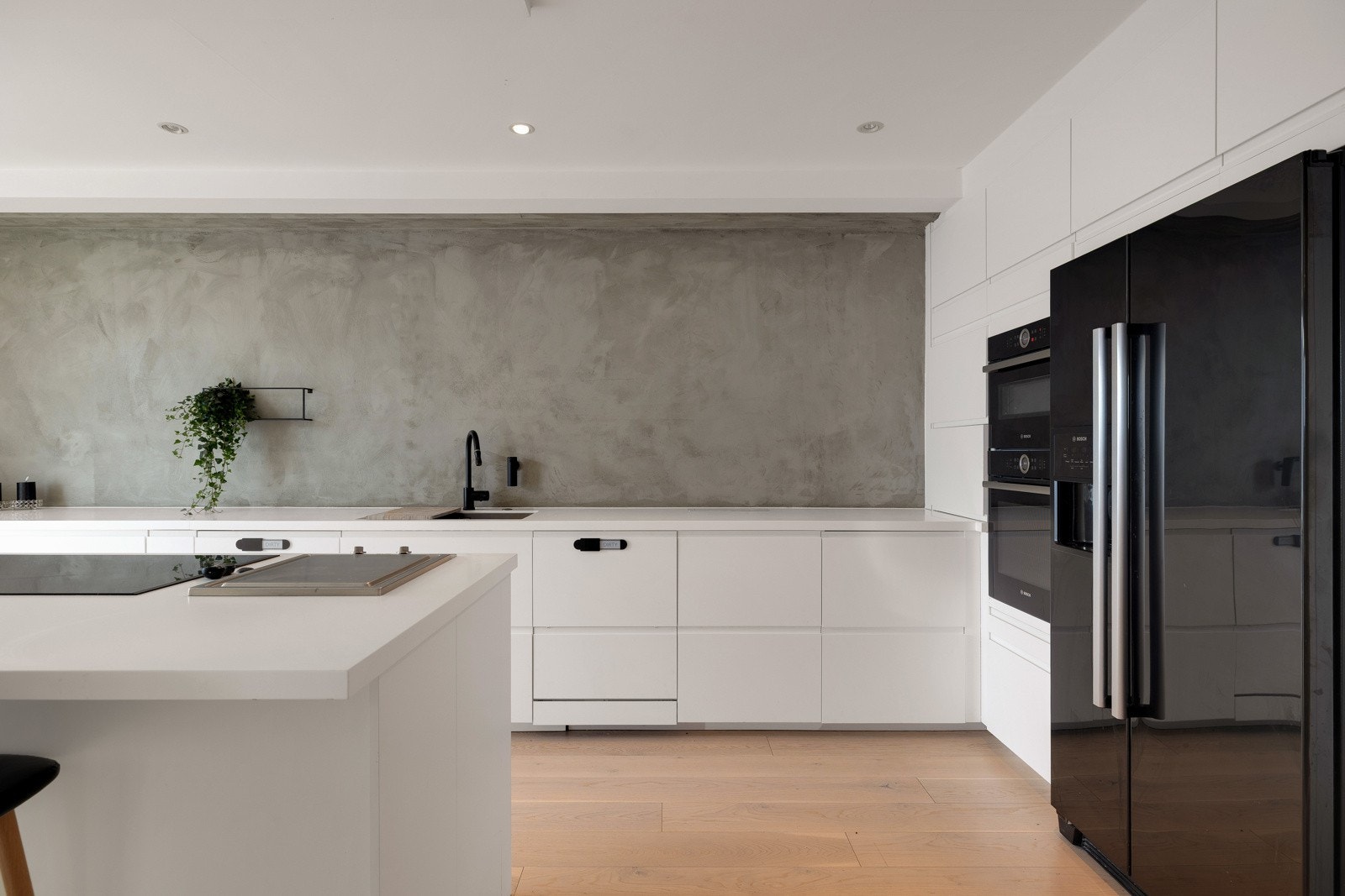 Kjøkkenet ligger på motsatt side av etasjen, men i tilknytning spisestua Galleribilde