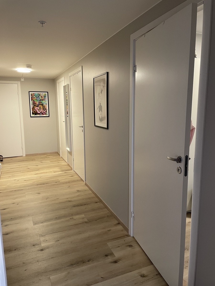 Første dør til høyre Galleribilde