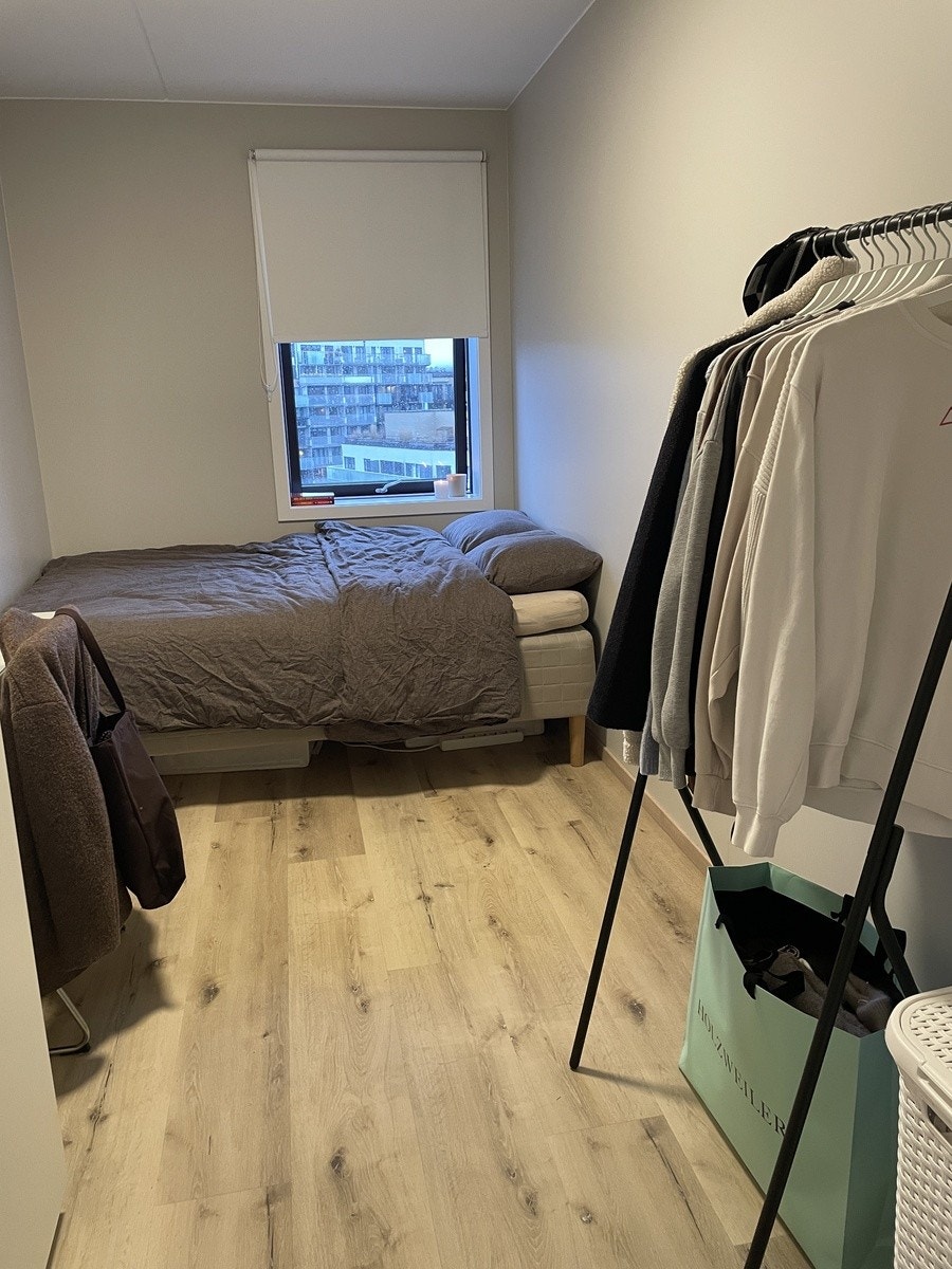 God plass til stor seng (140cm som står der nå) Galleribilde