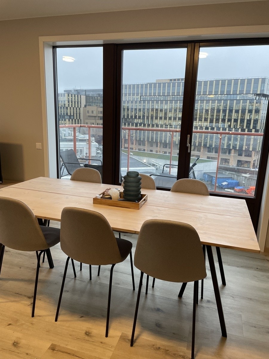 Spisebord og utgang til balkong Galleribilde