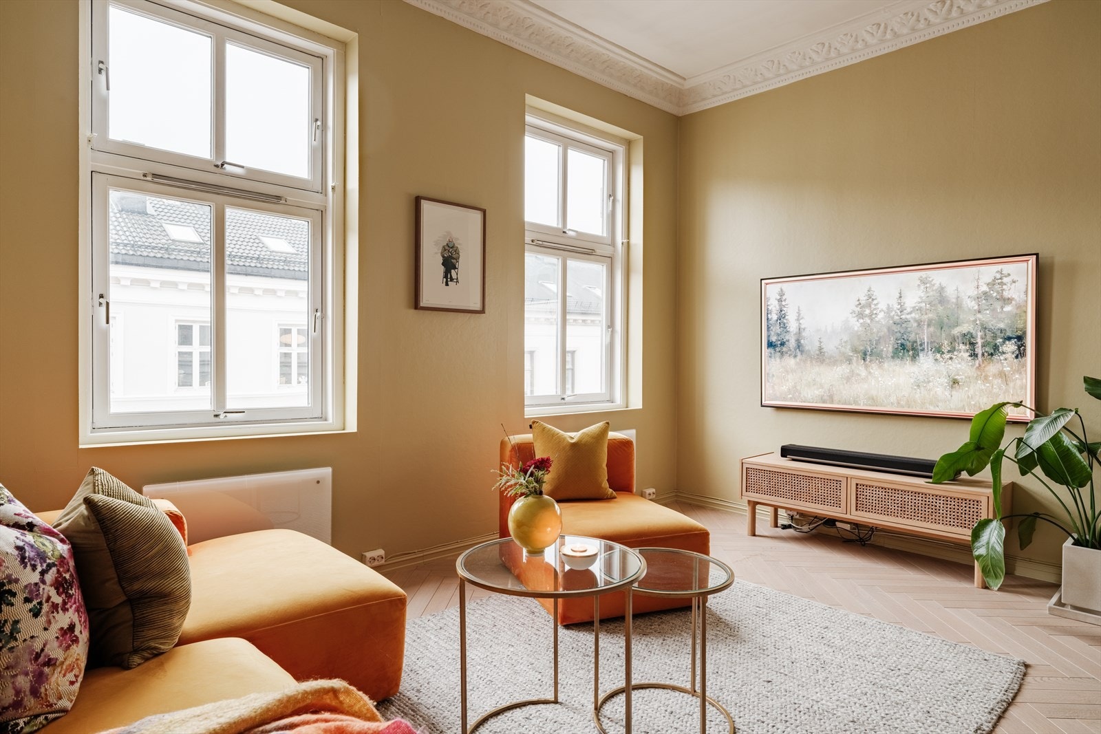 Hele boligen er malt i en harmonisk fargepalett, og det lekre fiskebeinsparkettet som går igjen i hele boligen, gir et innbydende og tidløst uttrykk. Galleribilde