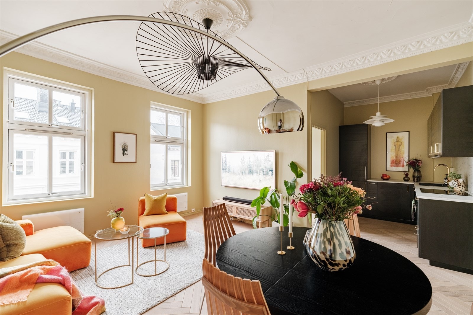 Nydelig og gjennomgående 3-roms i en klassisk bygård på populære Grünerløkka! Galleribilde