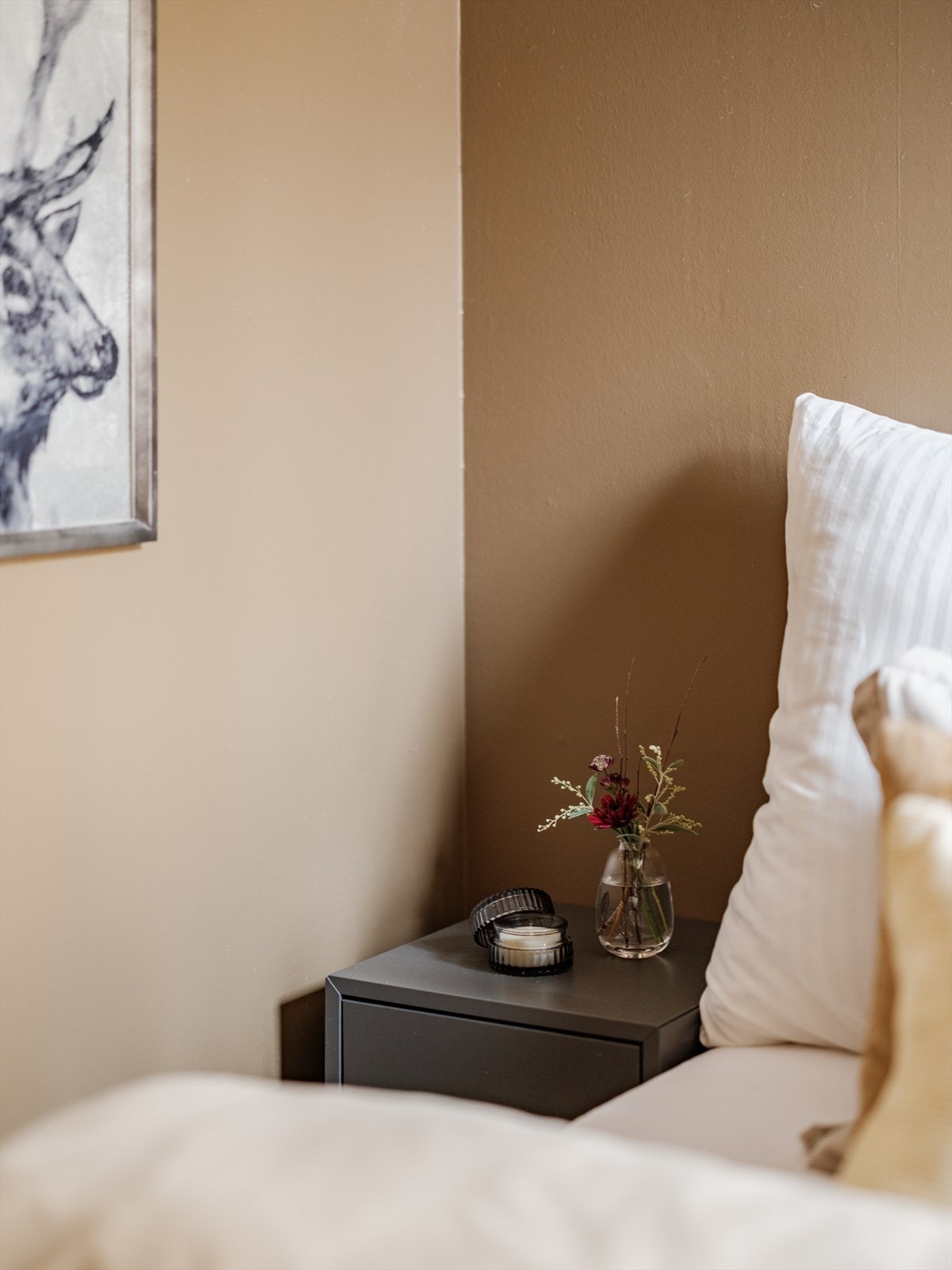 God plass til nattbord på hver side av sengen. Galleribilde