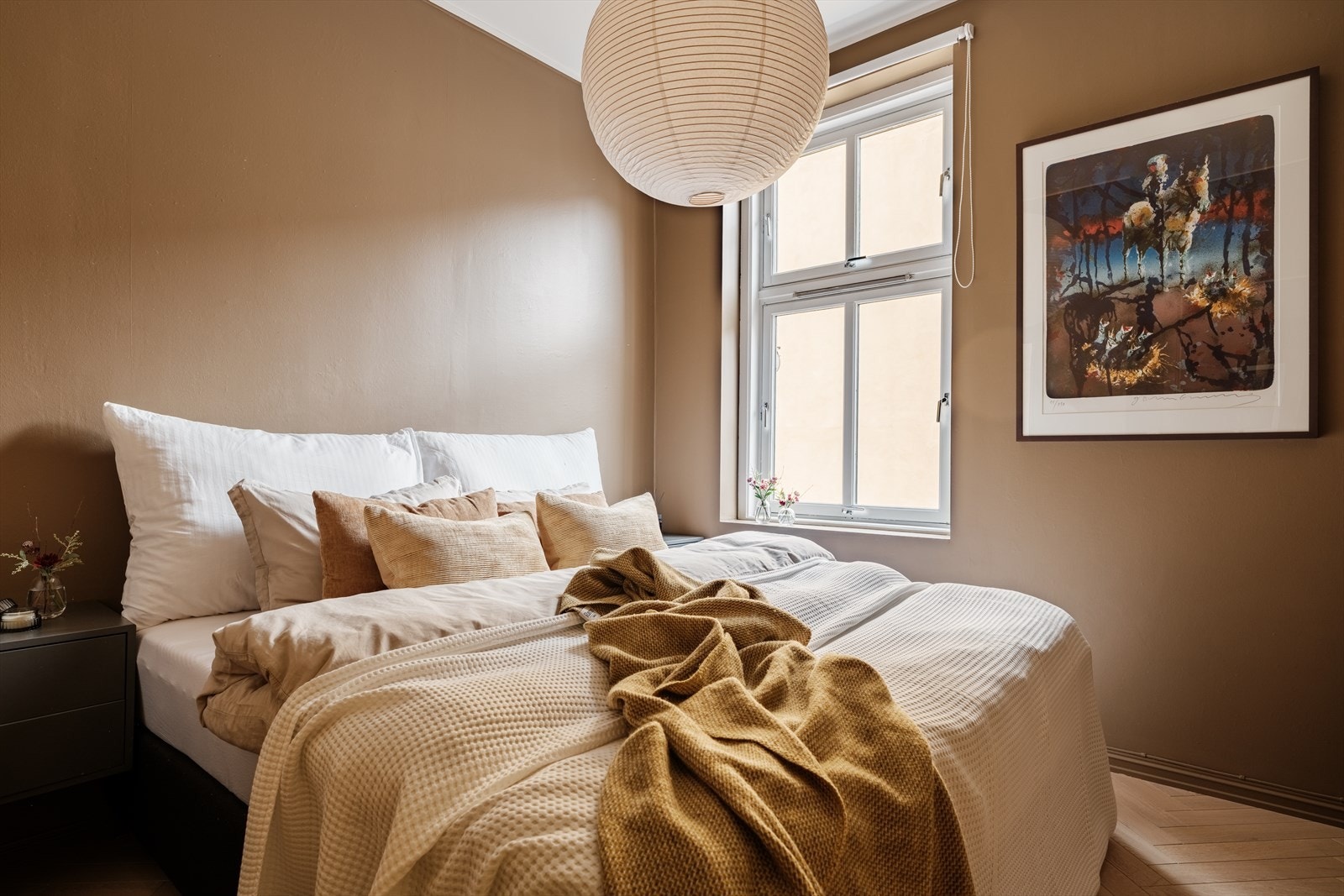 Lunt og romslig hovedsoverom som vender ut mot bakgården Galleribilde